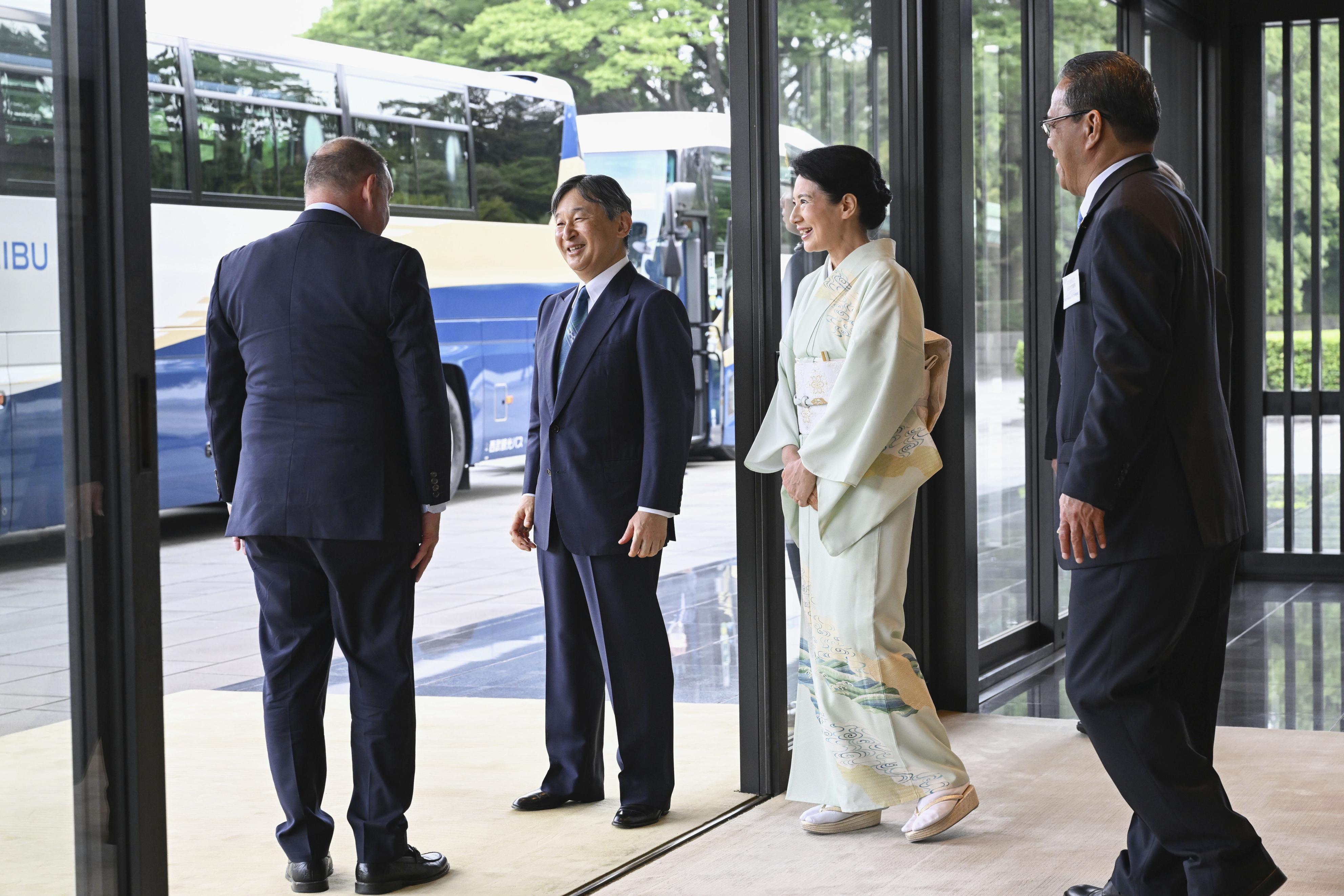 豪華　十六紋菊　座布団 約66cm　皇室　近衛師団　皇宮警察　禁衛府　天台宗 豪華 十六紋菊 座布団 約66cm 皇室 近衛師団 皇宮警察 禁衛府 天台宗