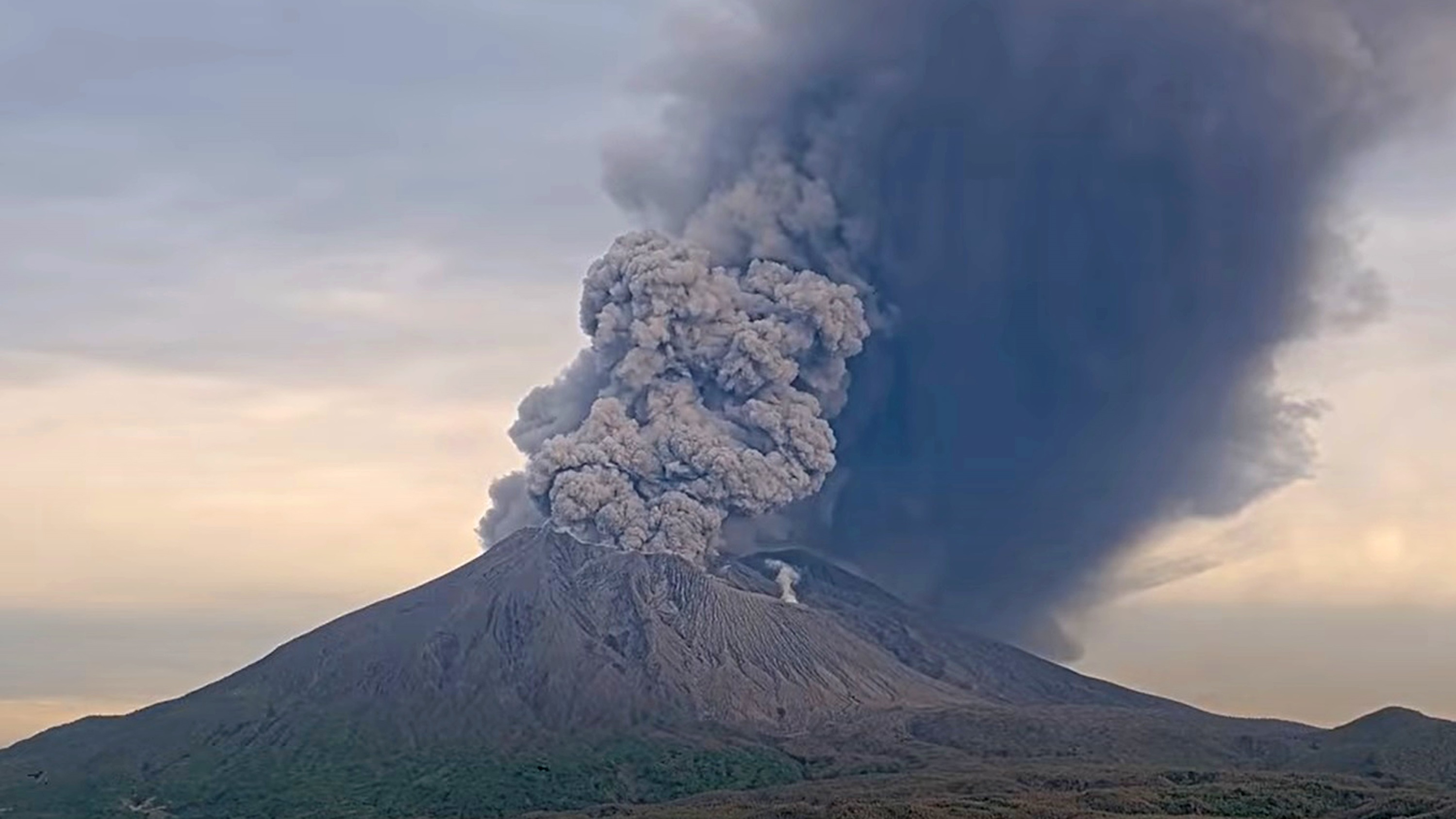 桜島で噴火相次ぐ、噴煙3200メートルも 山体膨張続けば大きな噴石や