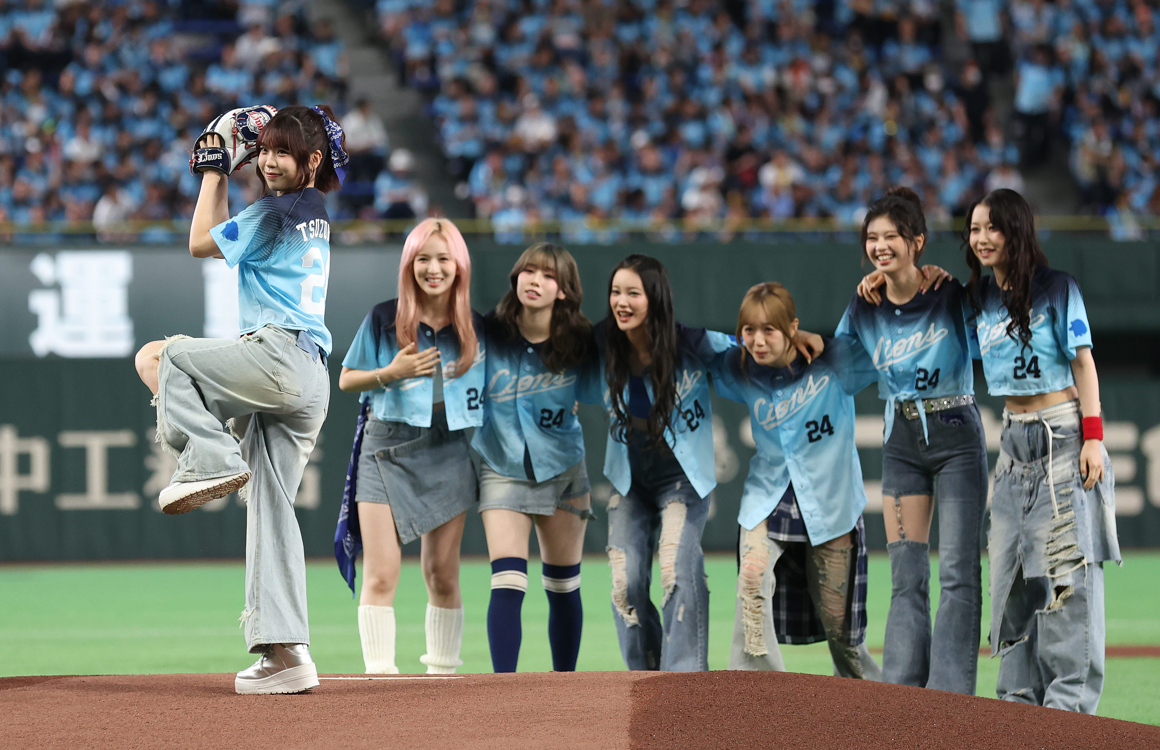 プロ野球西武、稲尾和久さんの永久欠番「24」をイベントでゲストが着用