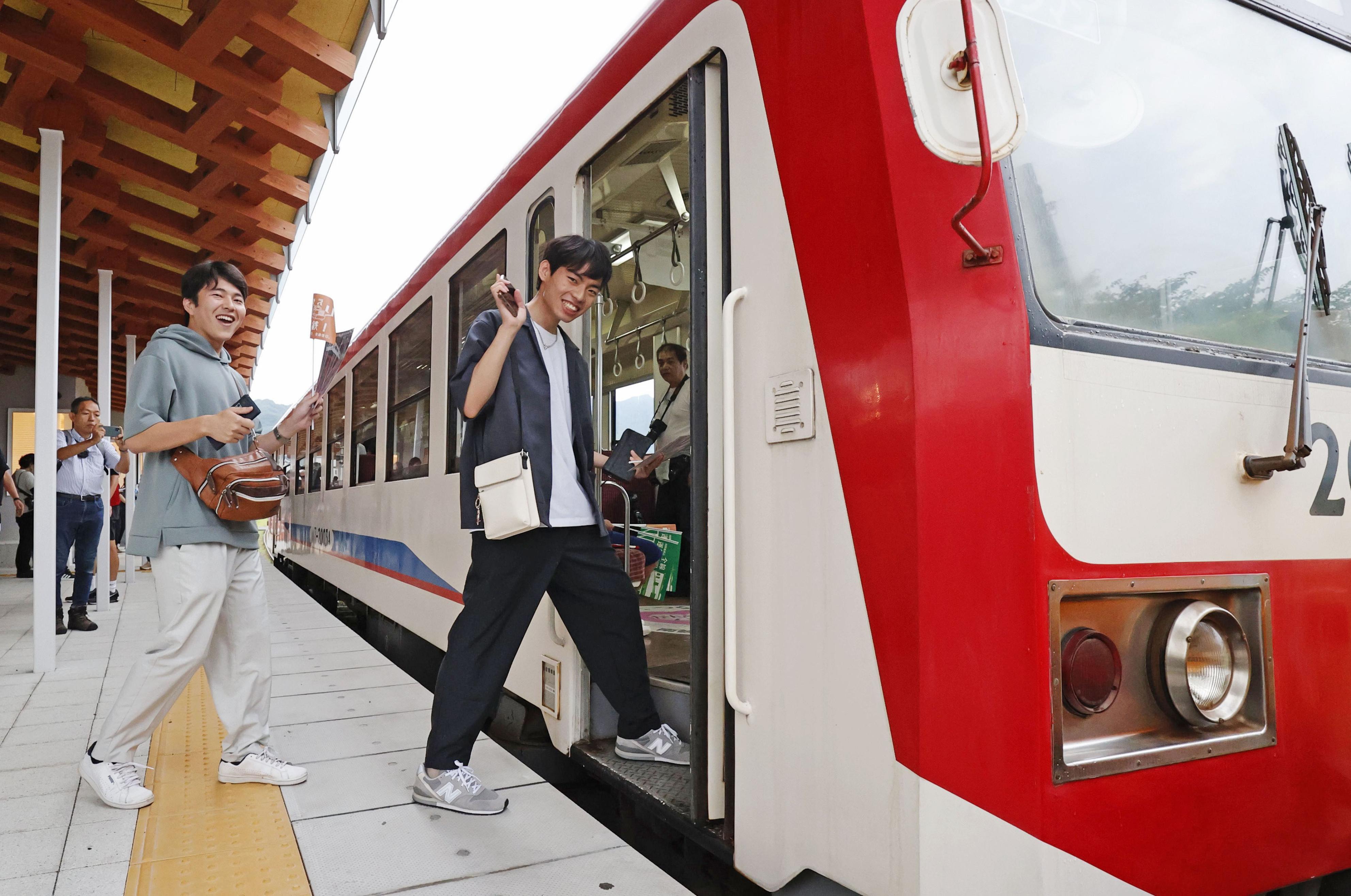 フォト】南阿蘇鉄道、全線運転再開 熊本地震で被災、7年ぶり - 産経