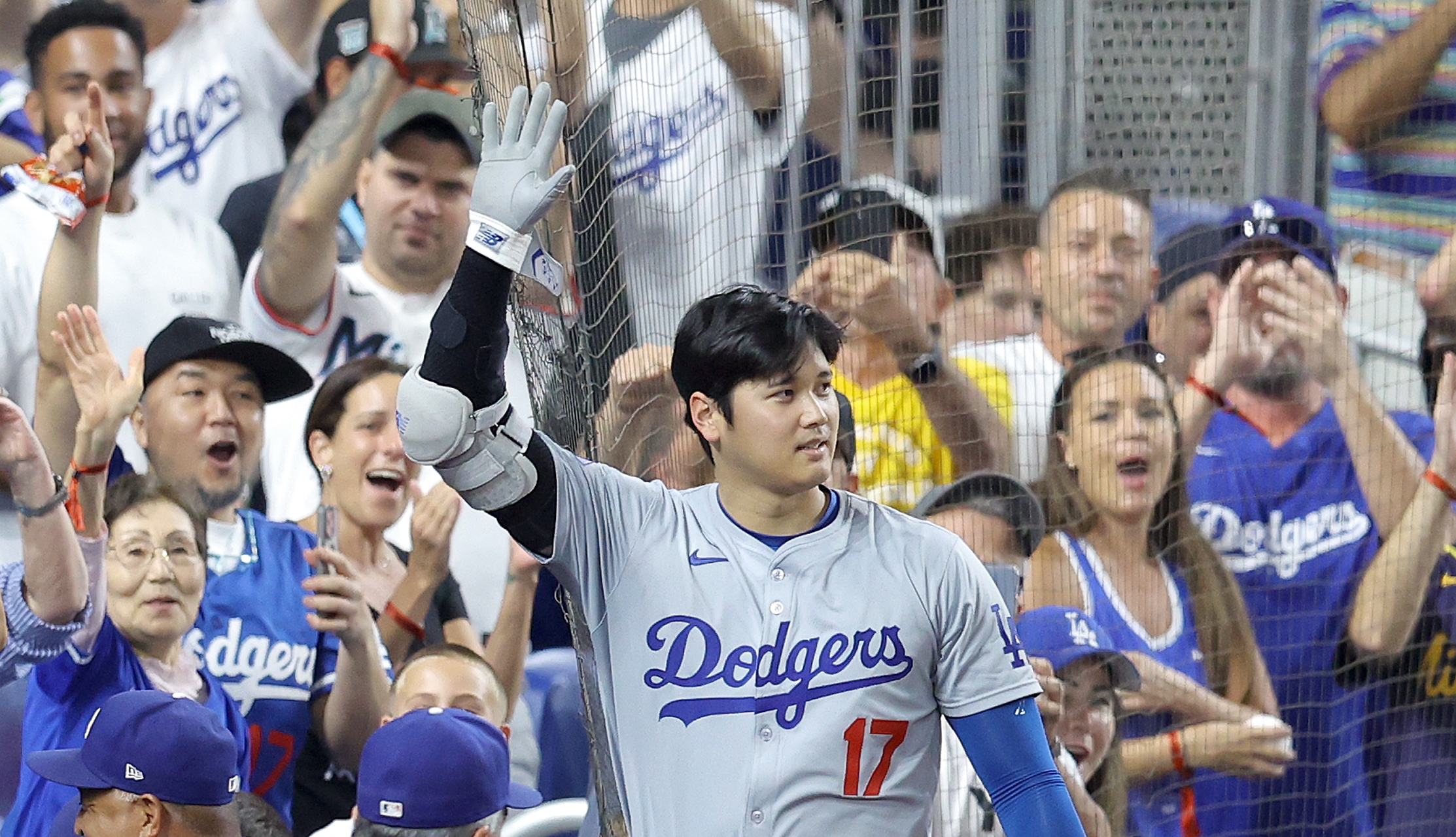 MLB社証明書付大谷翔平 50/50達成記念 スタジアム砂入りクリスタルボール 大谷翔平 ドジャース 50/50 達成記念 限定版 スタンド