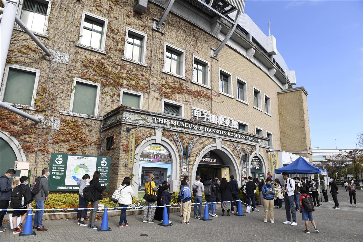 阪神D1位・佐藤輝、また歴史刻んだ 1号ホームランボールを甲子園