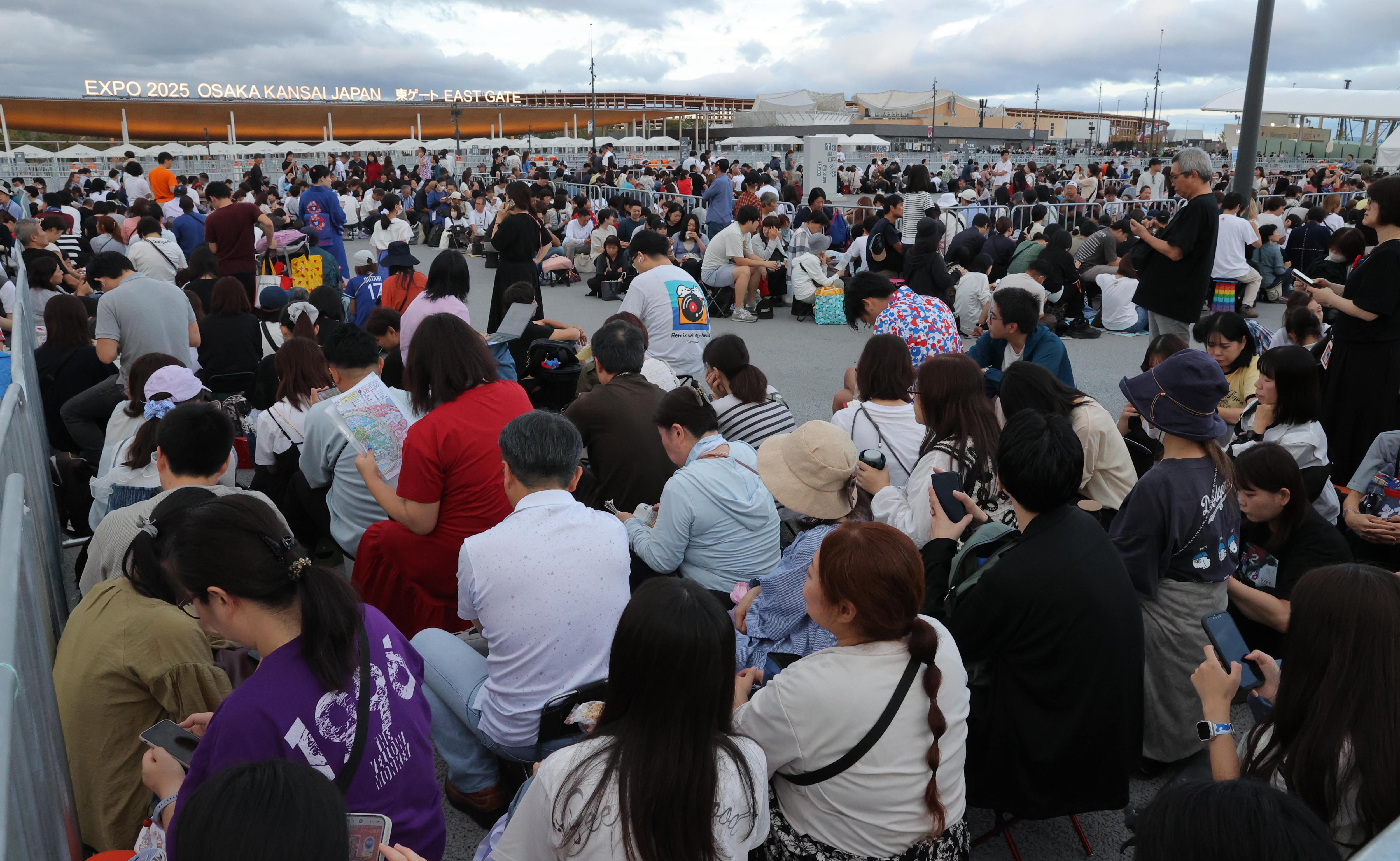 ゼウス　アドワーズから毎日3000人の見込み客を長期に渡って安定的に集め続ける 万博いよいよ最終日 早朝から開場待ちわびるファンの列 テント持参し