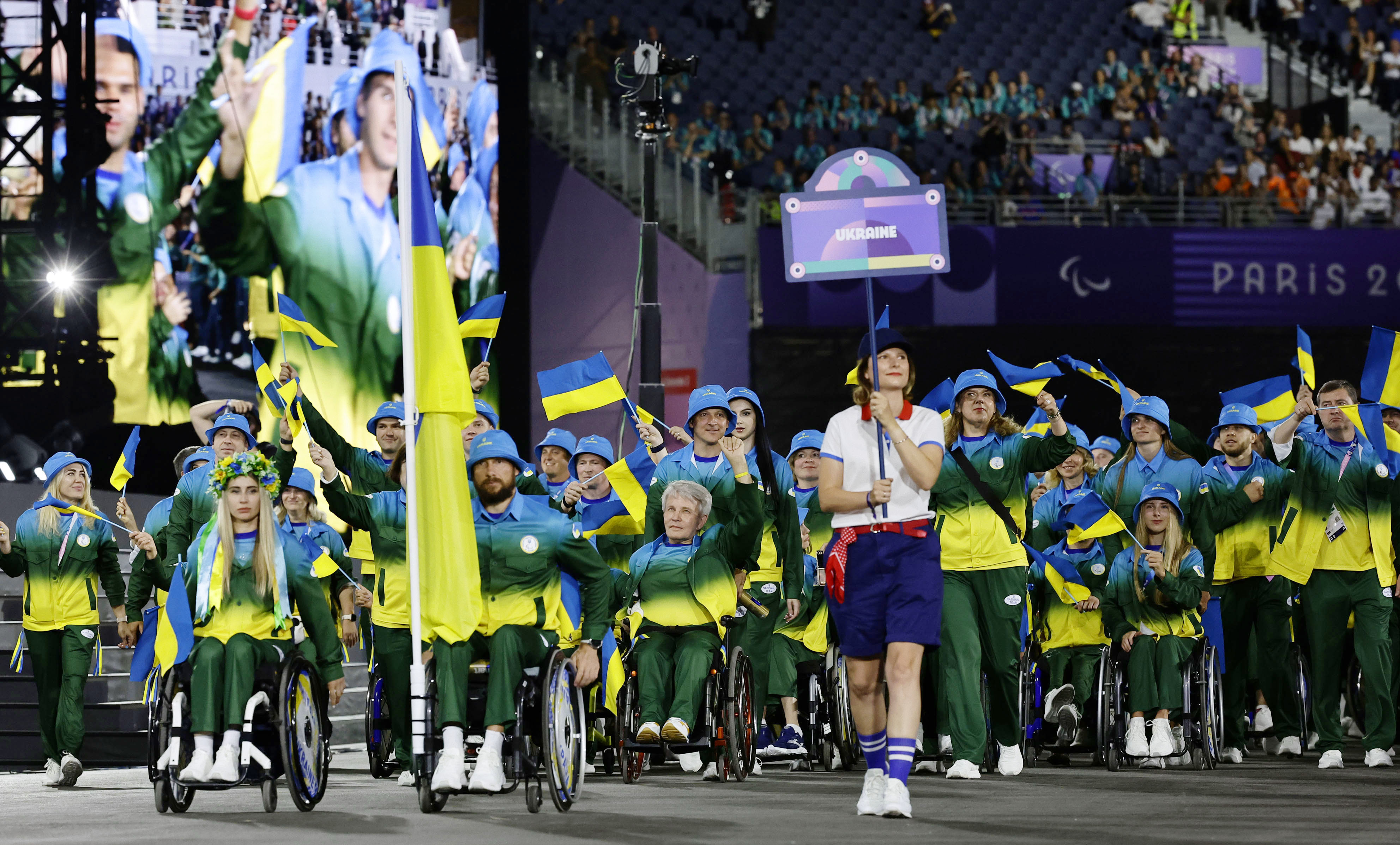 ウクライナ選手団に大拍手 パレスチナ、難民らにも パリ
