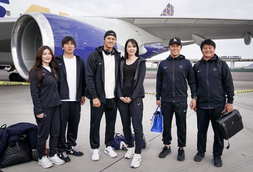 大谷翔平選手が妻との写真投稿 韓国移動の航空機前で寄り添う