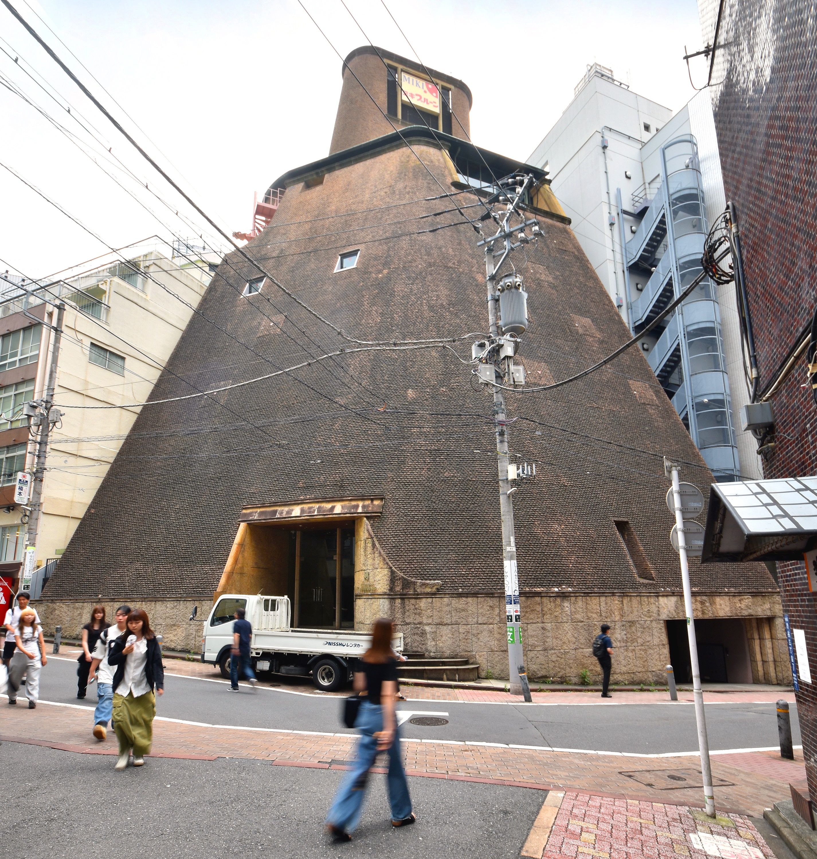 渋谷の竪穴式住居」解体へ ミキプルーンの旧東京本部、一帯の再