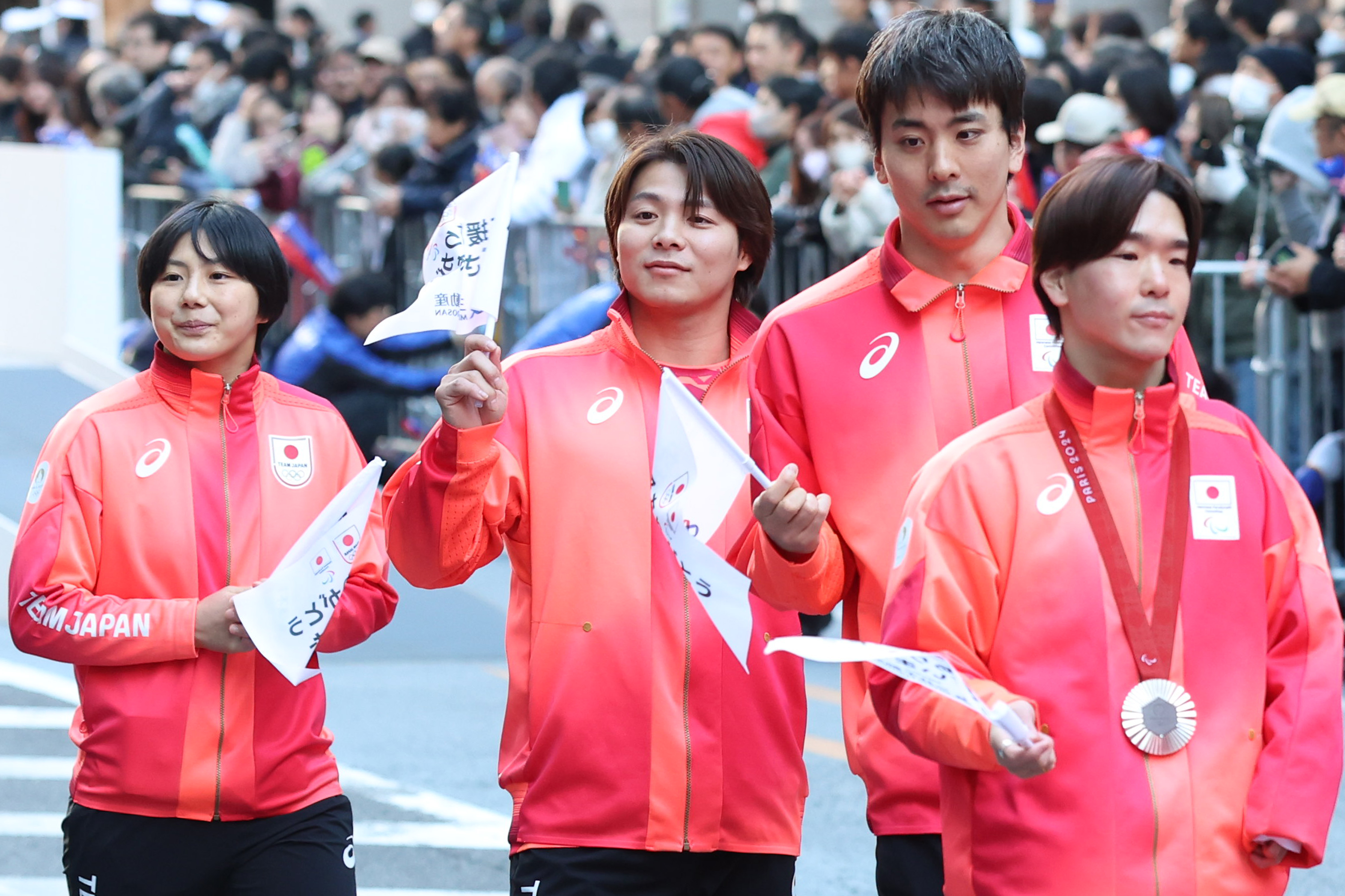 パリ五輪パラ日本選手団、東京・日本橋でパレード 開会式旗手の江村