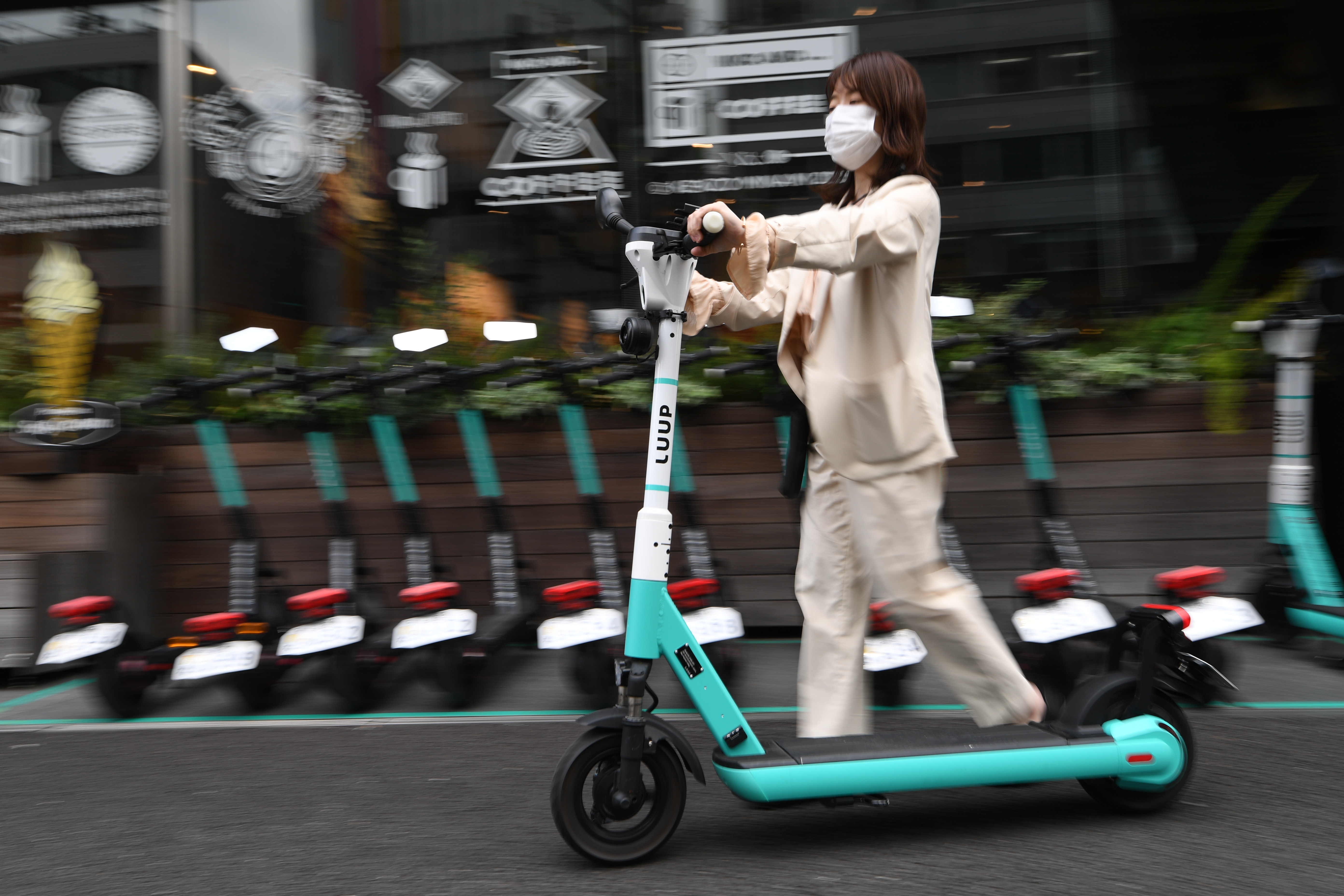 電動キックボードは７月からほぼ自転車の扱いに 免許不要でヘルメット