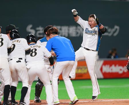 日本ハム 中田 延長十回サヨナラ満弾 ２者連続申告敬遠に燃えた 1 2ページ サンスポ