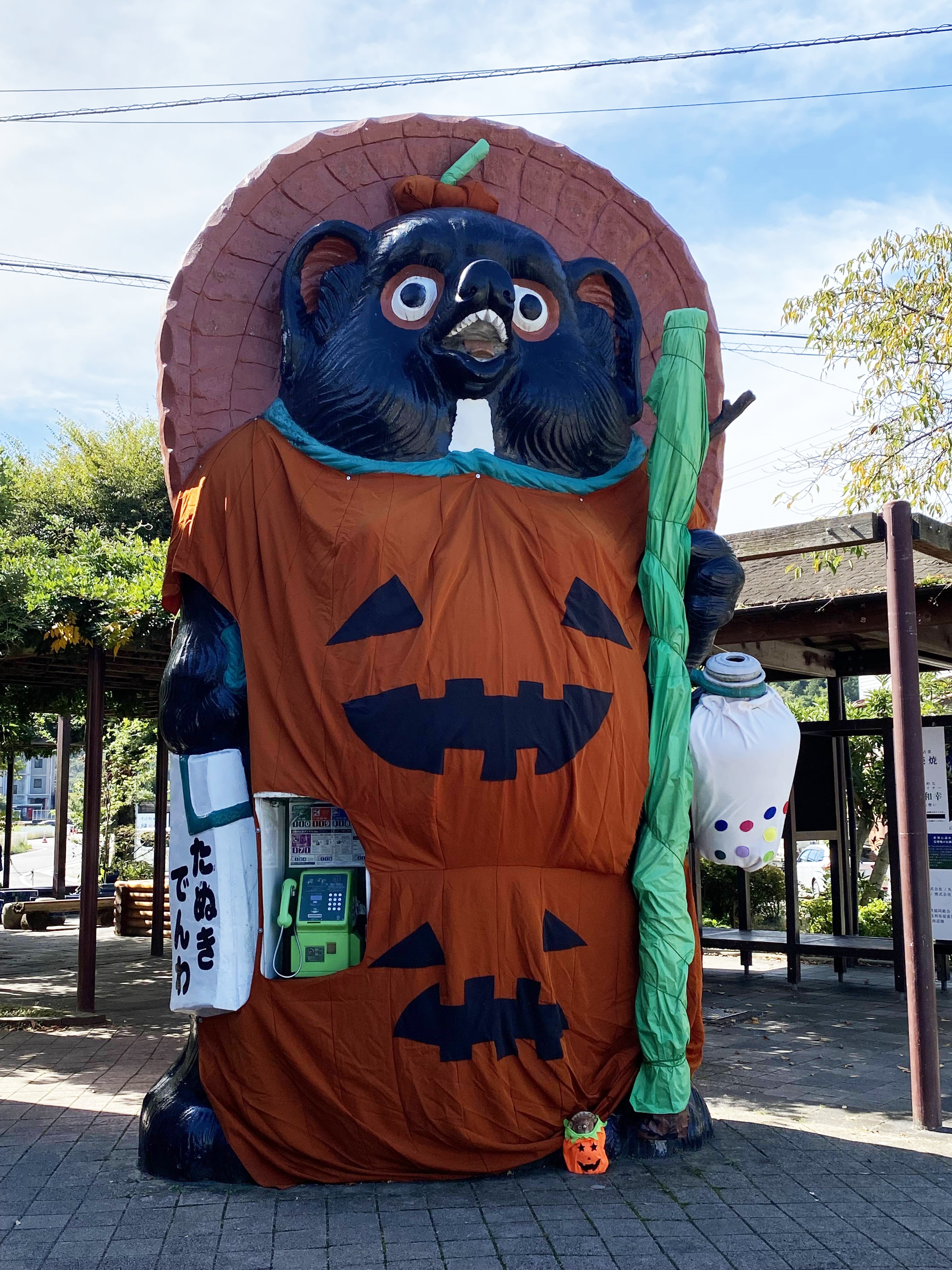 滋賀・信楽駅前の大たぬきがカボチャ姿に 高校生が衣装デザイン