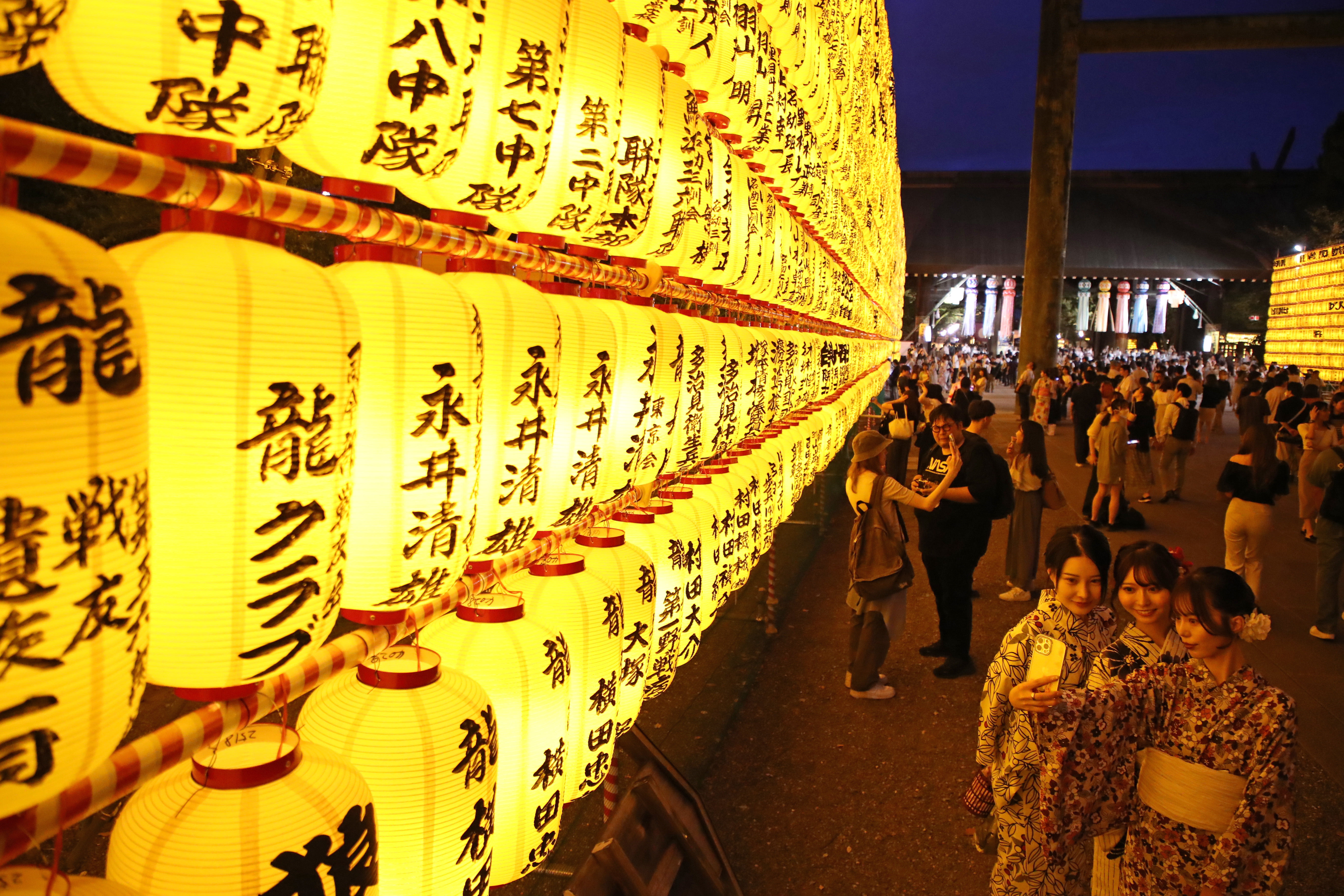 超特大　提灯　神社　祭り 動画】【フォト】平和祈り、夜空に浮かぶ3万の提灯 東京・靖国神社