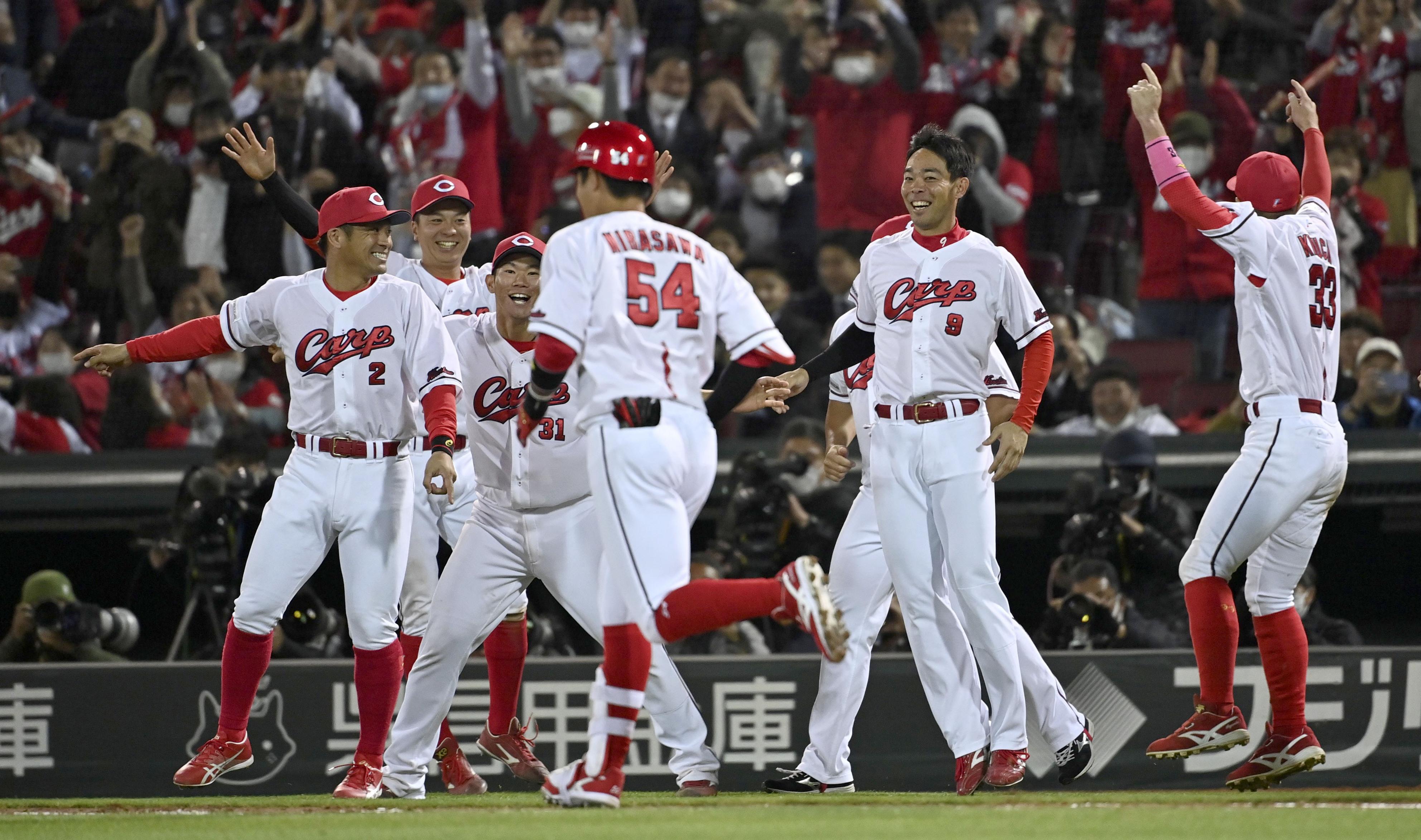 広島・新井監督　野手全員つぎ込み延長十二回に押し出し四球でサヨナラ勝ち