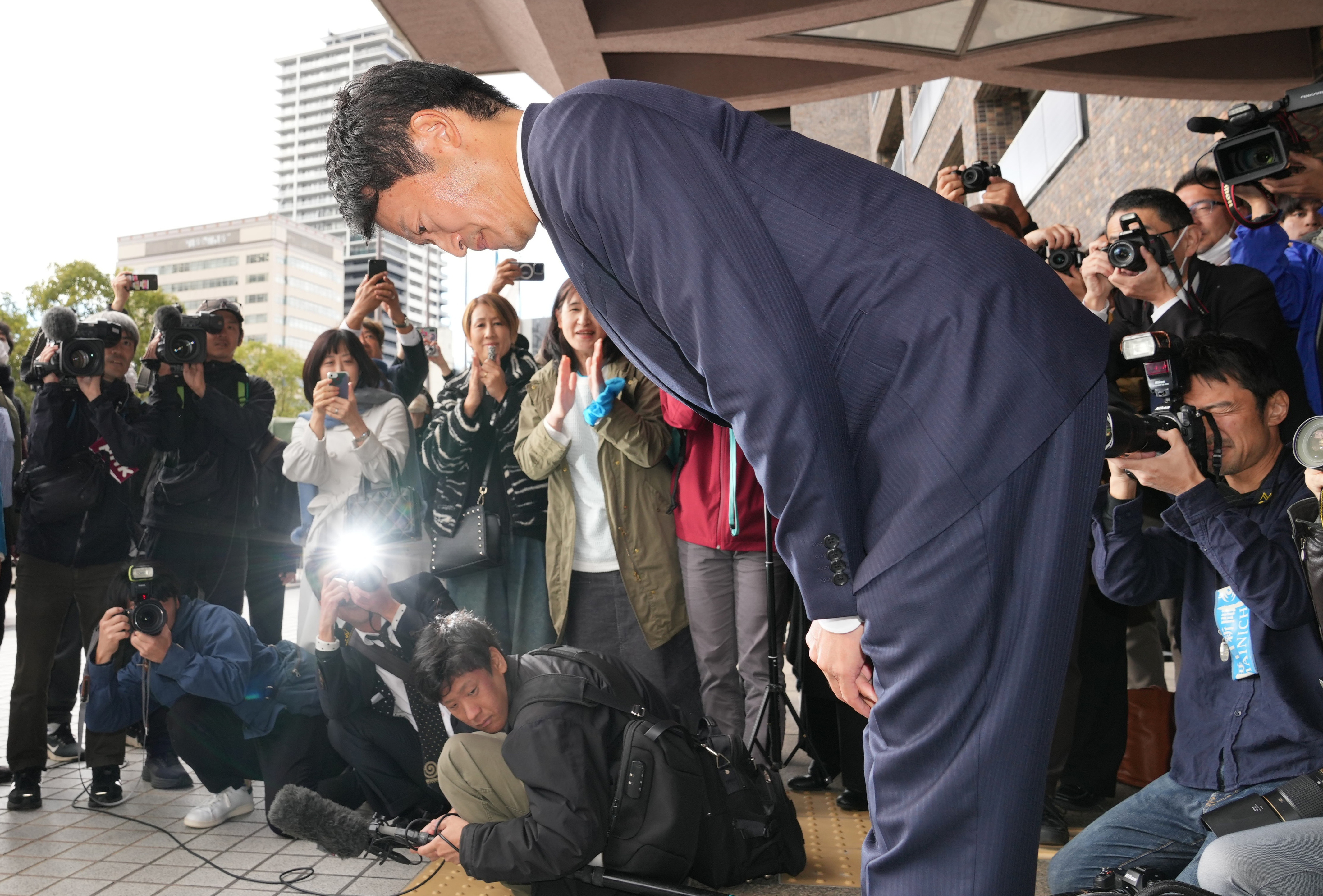 感謝と謙虚さを胸に刻み、一からやり直す」再選の斎藤氏、就任式で職員