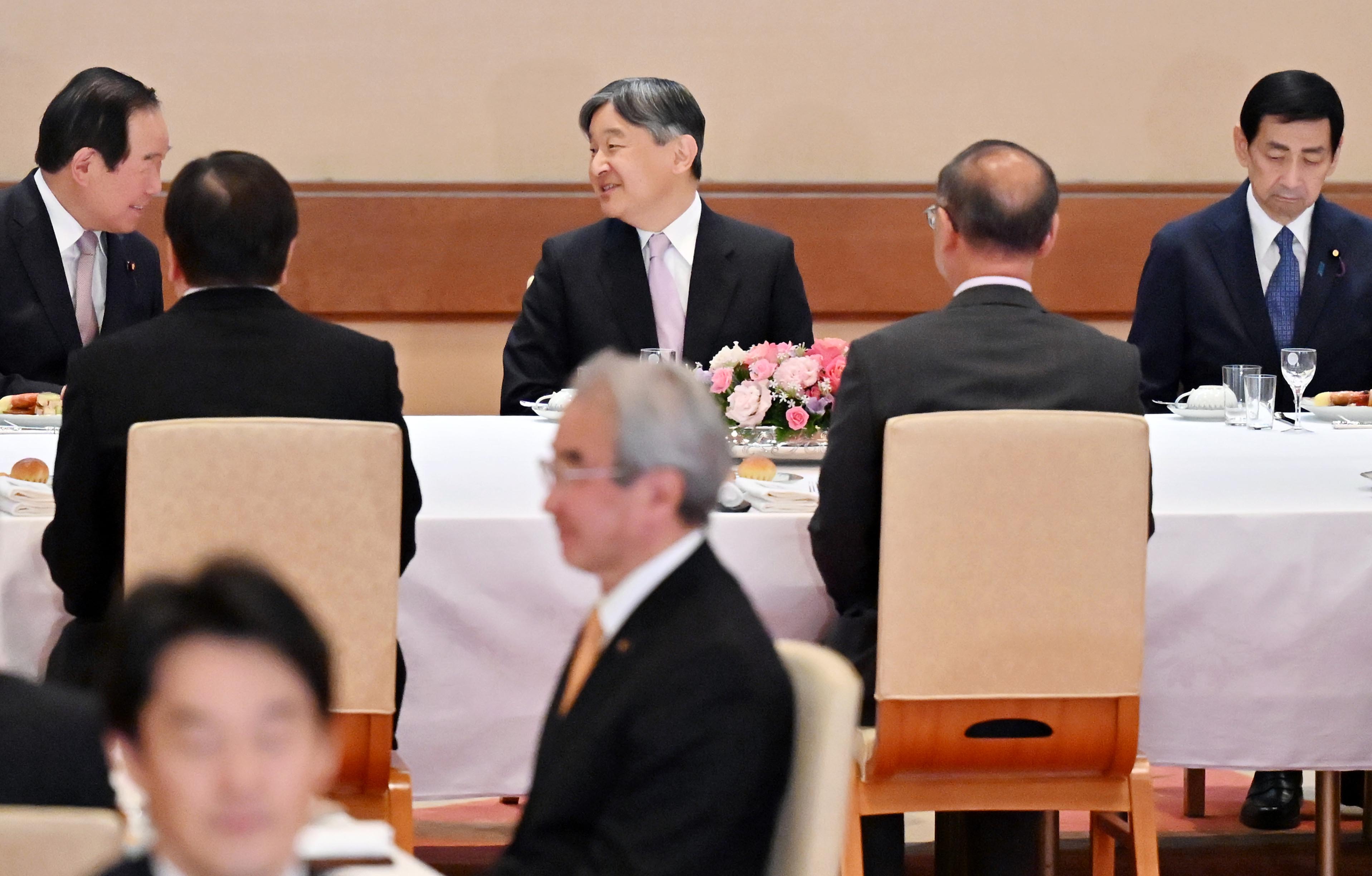 天皇陛下、衆参両院の議長ら招き茶会ご主催 「人々のために力を尽くし