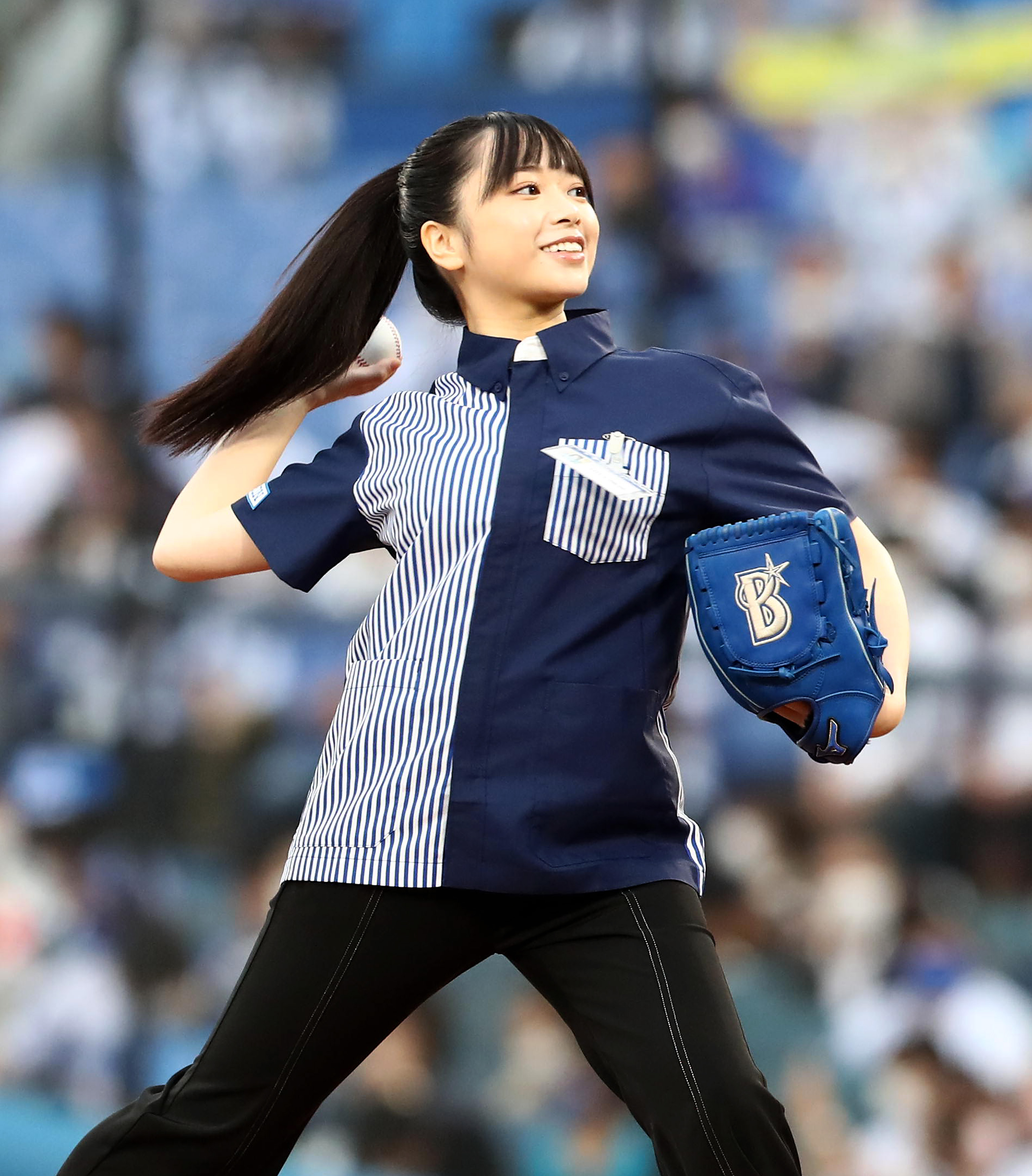 日向坂４６・山口陽世、ローソン制服姿でＤｅＮＡ―オリックス戦始球式