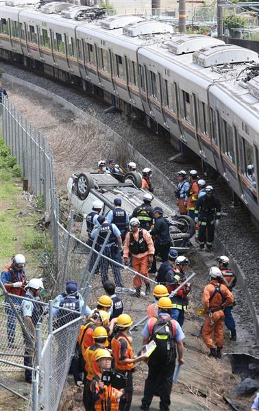 病院駐車場フェンス突き破り 車が線路に落下 電車と接触 １人死亡 イザ
