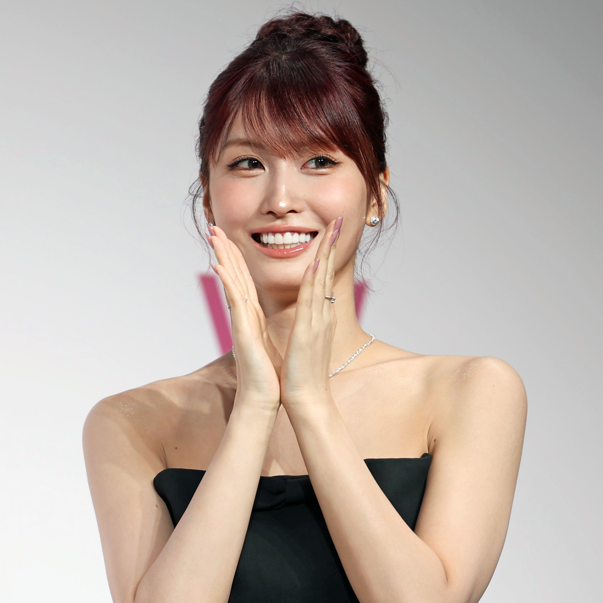 twice  お渡し会　モモ　2月2日　日曜　1部 TWICE・モモ、黒ドレス＆お団子ヘアで表参道登場 ウォンジョンヨ