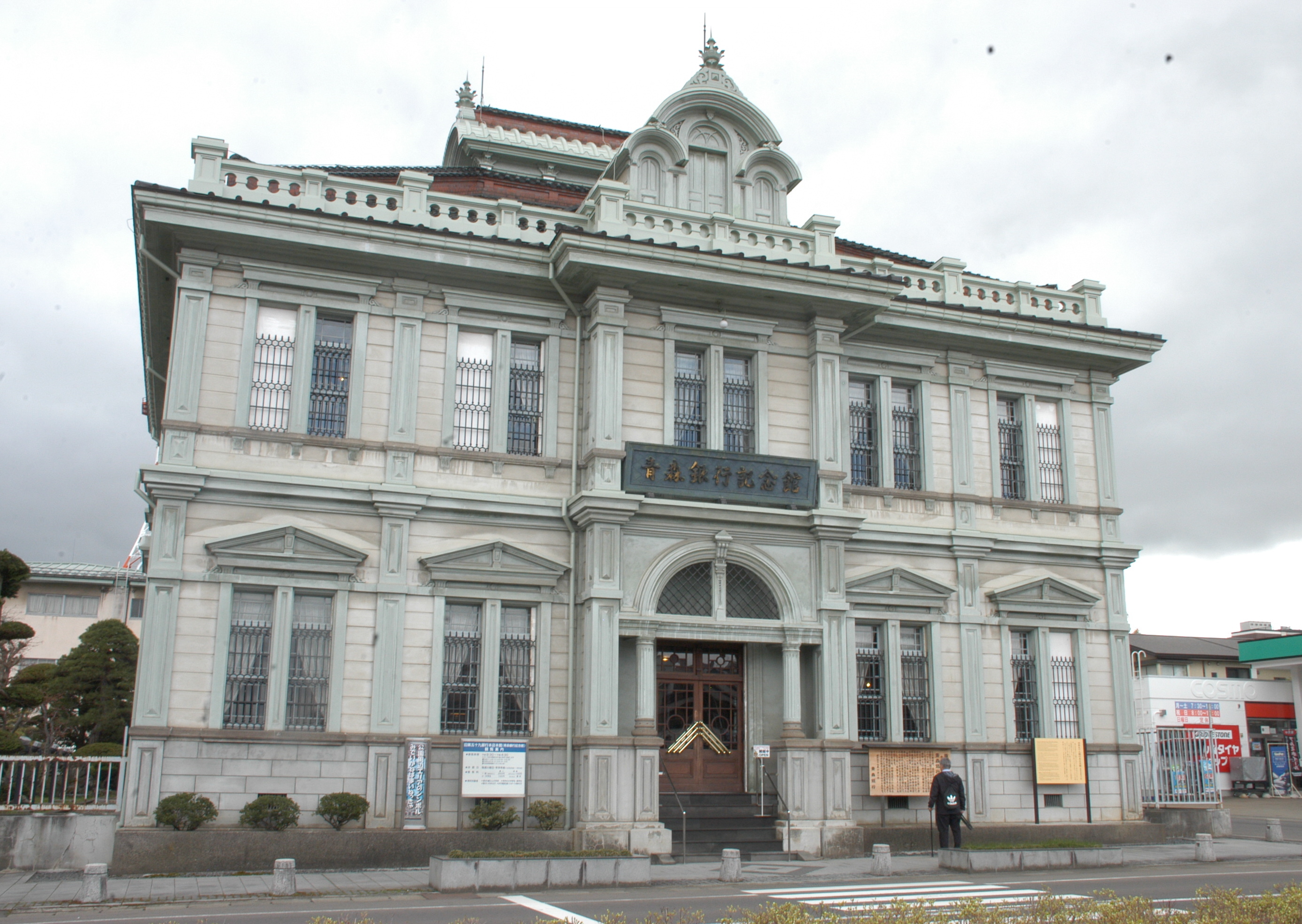 1世紀超の時経ても店舗の名残伝える旧第五十九銀行本店本館