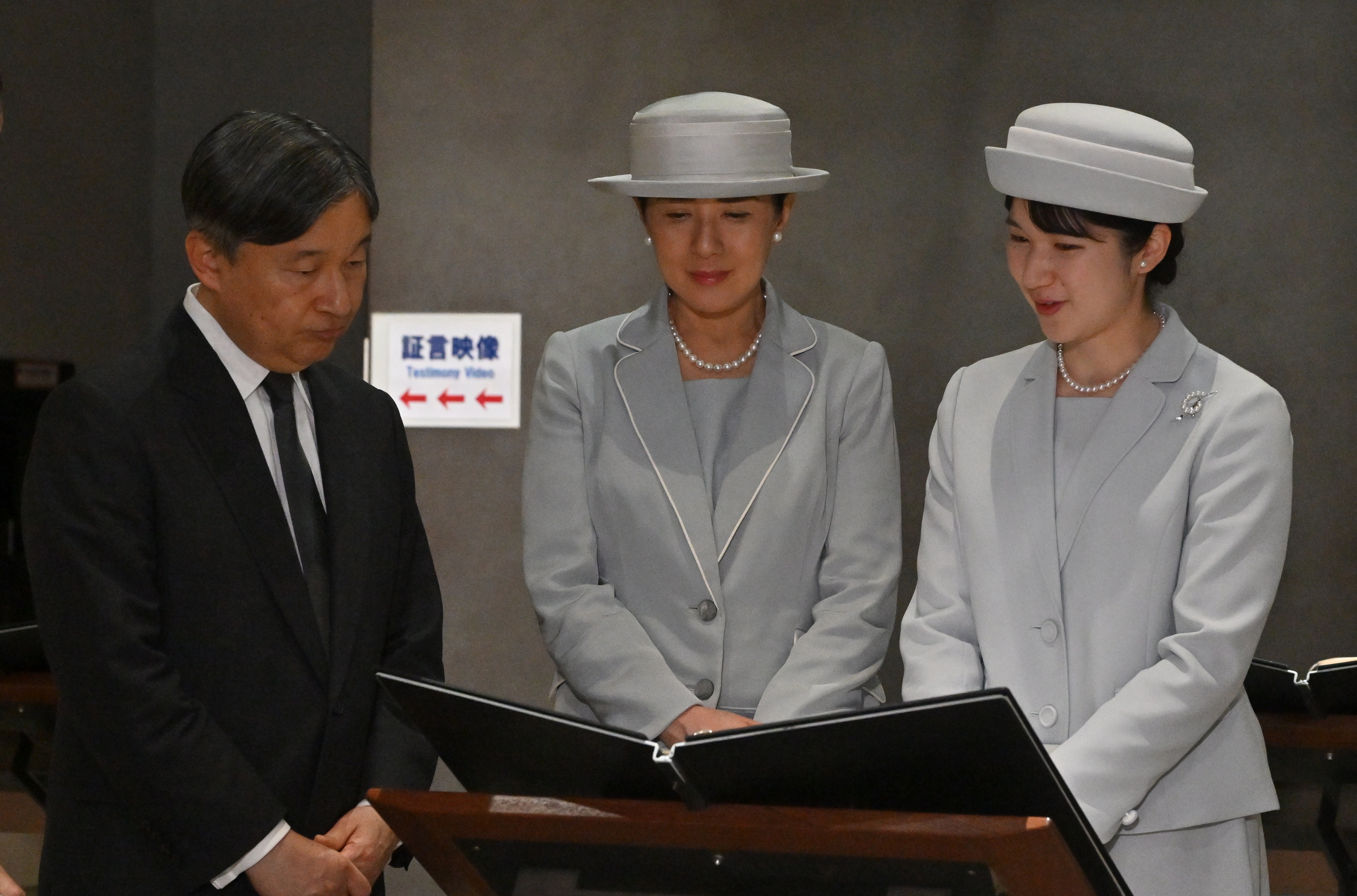 【超美品】皇室平和祈念額　皇室敬愛実行委員会　皇室　天皇　額　天皇写真　祈念品 71c-E9zxROL._UF350,350_QL50_.jpg