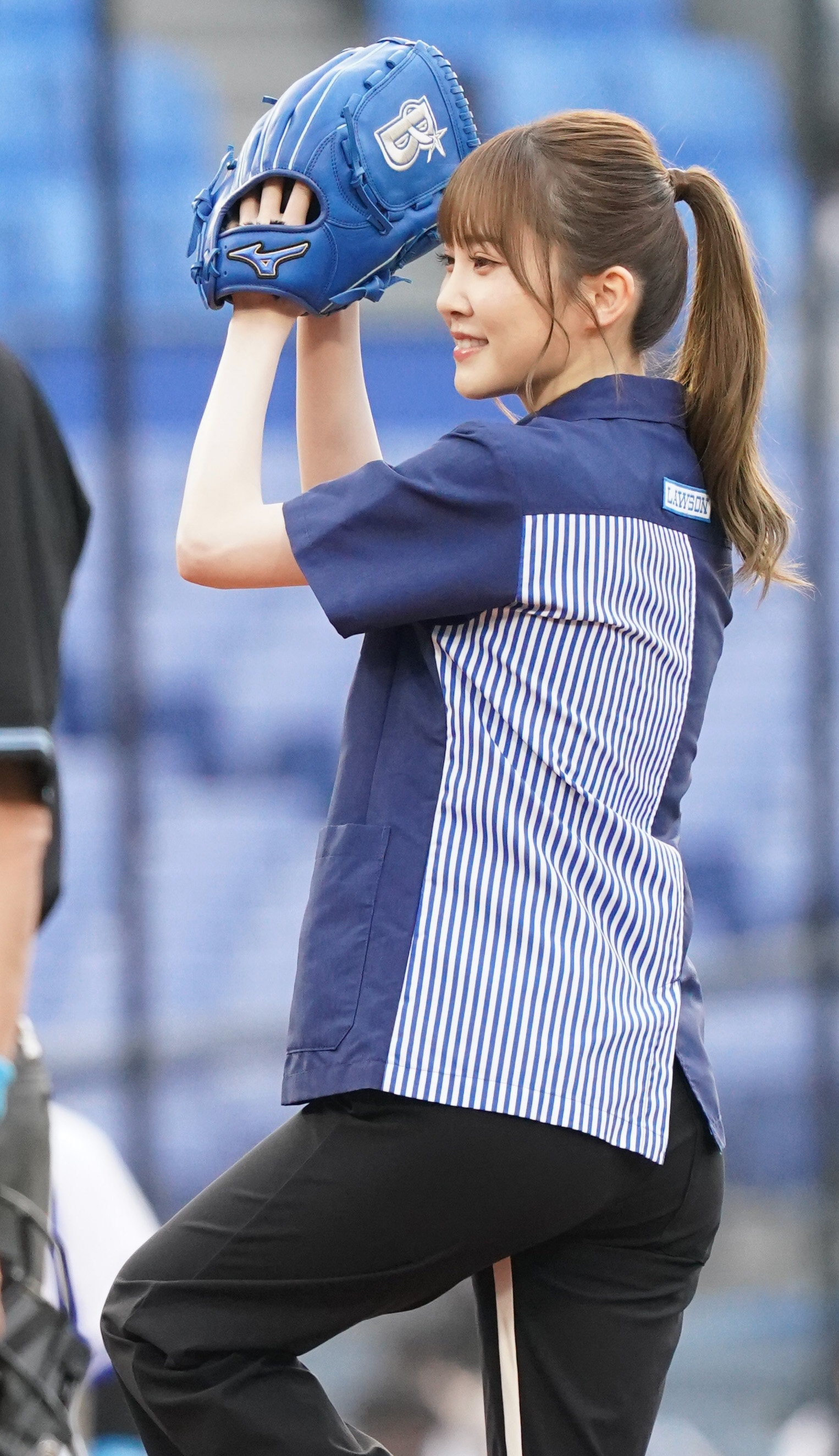 日向坂46・加藤史帆がDeNA戦で始球式 ローソン制服姿で