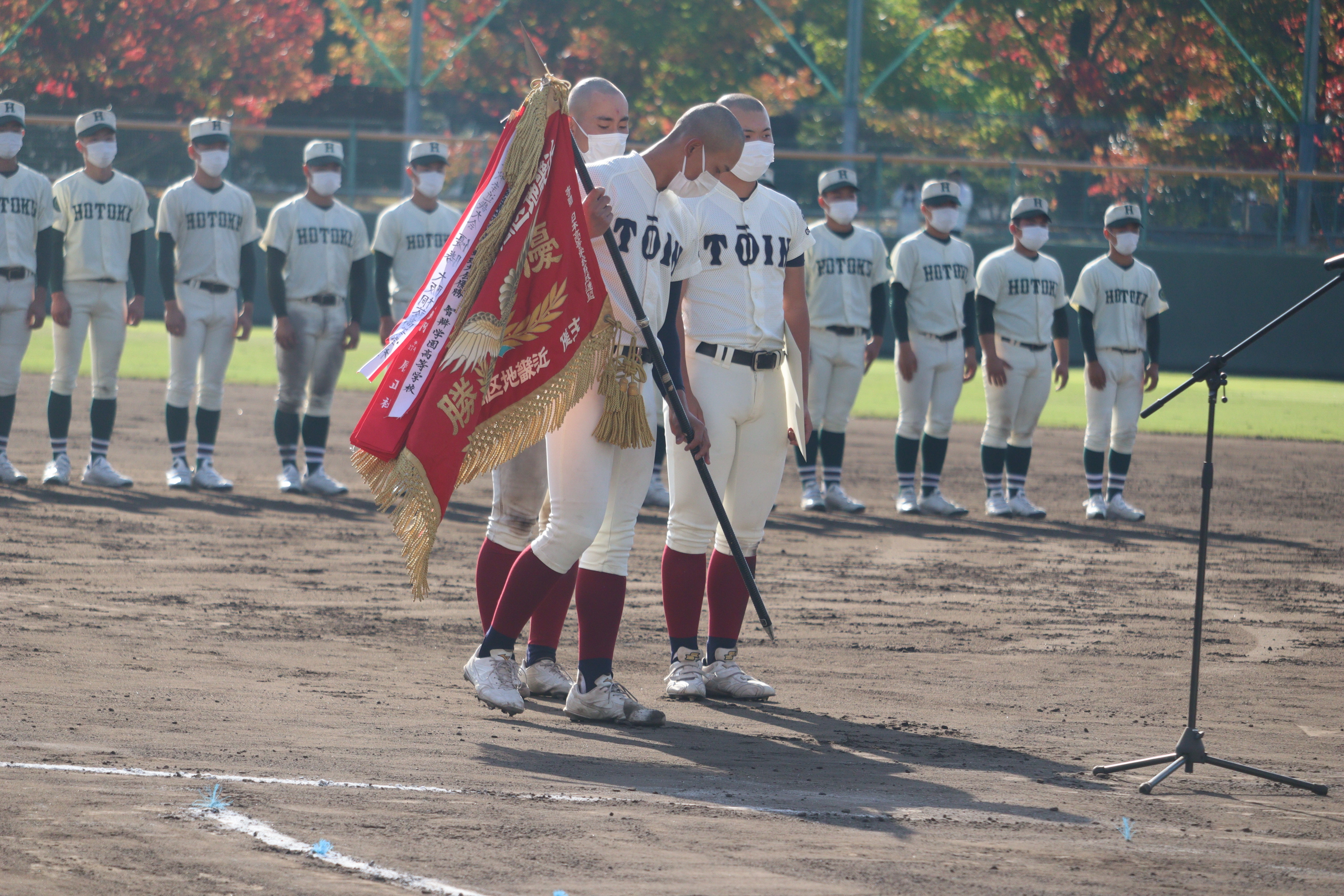 大阪桐蔭、選手全員気合の五厘刈りで2年連続5度目の制覇／秋季近畿