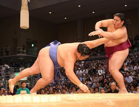 ざんばら髪の新怪物 御嶽海 ３度目の元三役撃破 九州場所 1 3ページ サンスポ