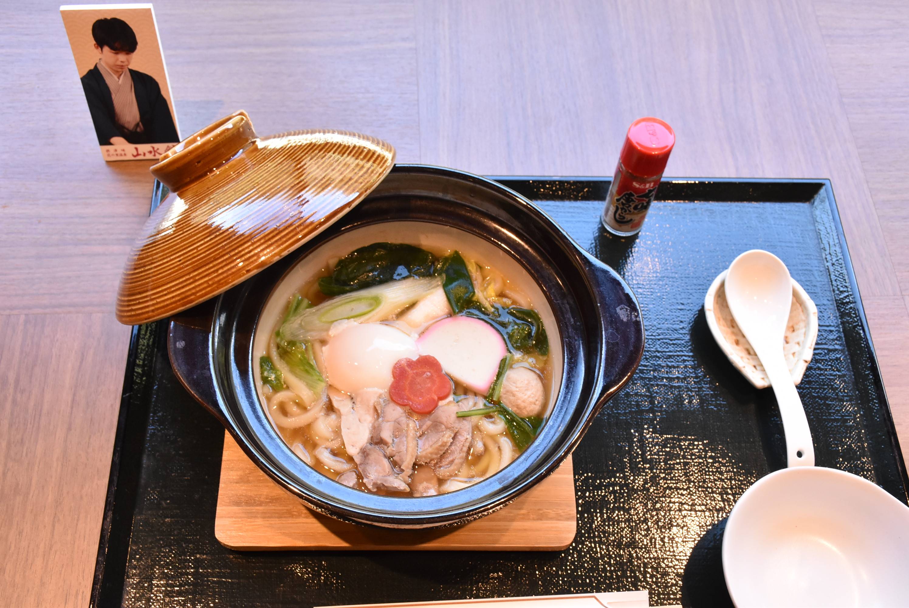 藤井聡太王将の勝負めしは「山水館自家製秘伝の出汁 キジうどん