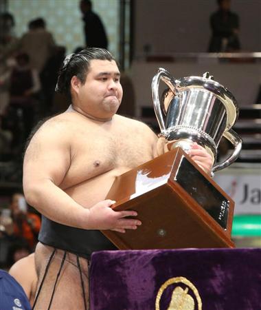 元横綱稀勢の里も祝福！高安が初優勝 日本大相撲トーナメント