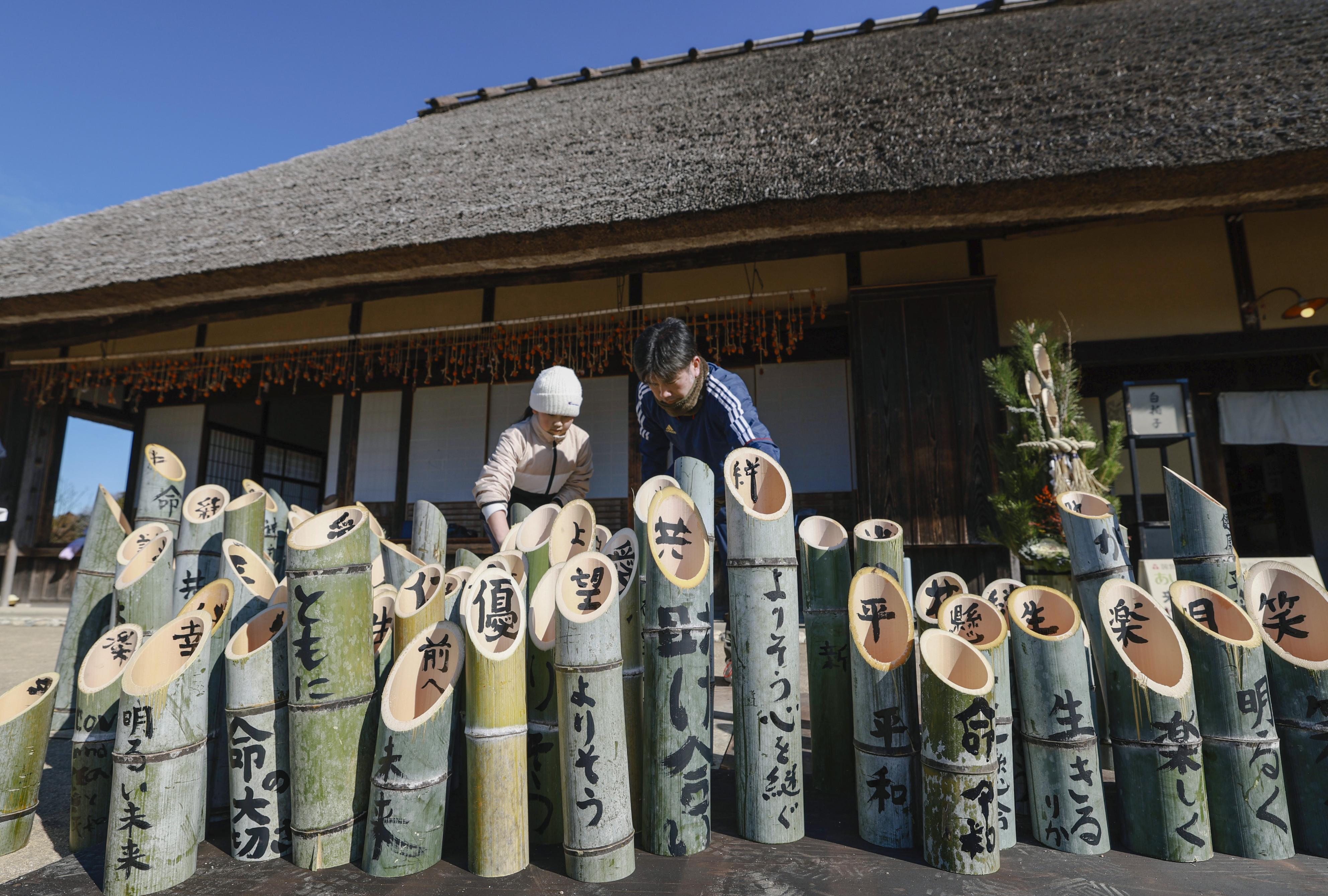 阪神大震災犠牲者追悼の竹灯籠作り 「ゆっくりでも一歩ずつ」参加者
