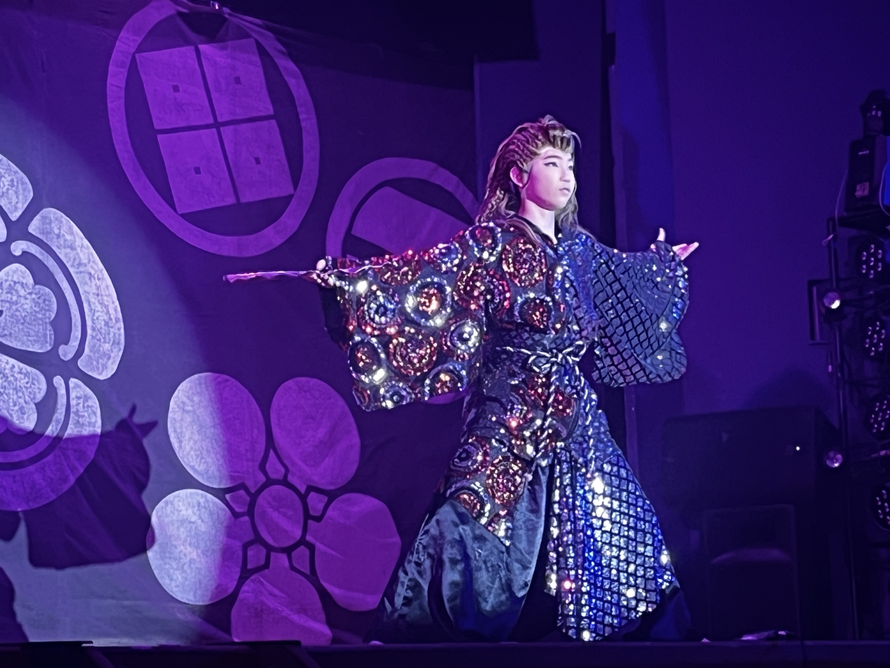 松藤史恩、大衆演劇の舞踊ショーで華麗な舞いを披露「フルパワーで