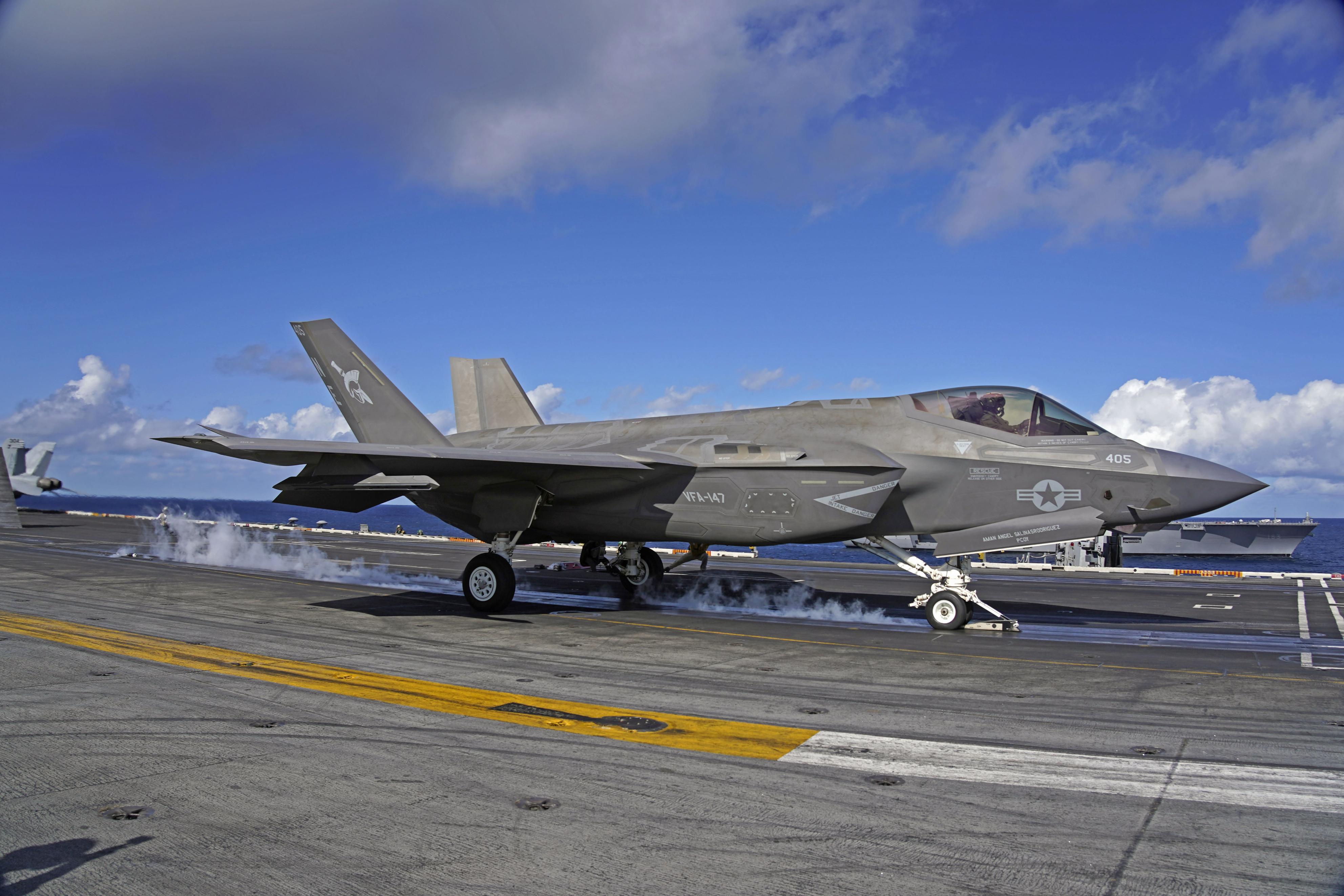 フォト特集】5カ国共同演習を公開 洋上空母でF35C発着