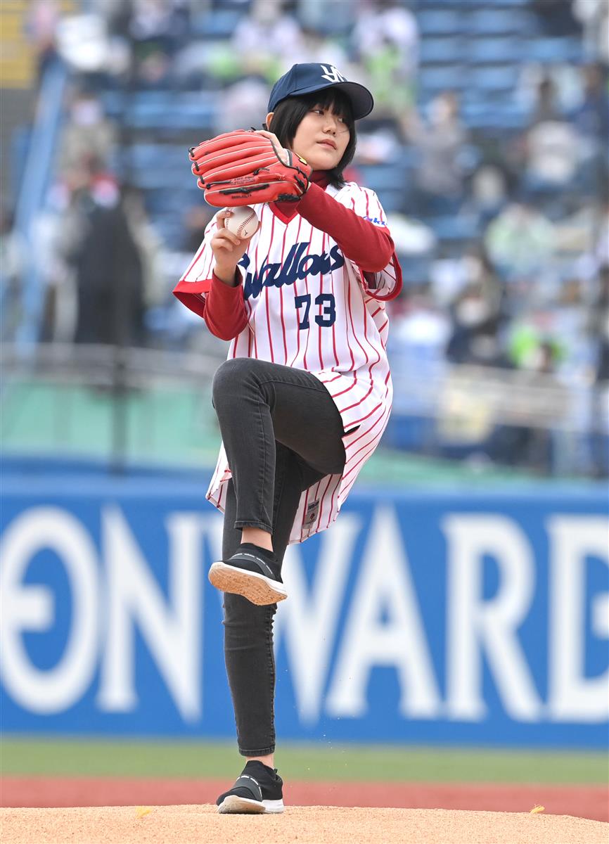 野村克也さん追悼試合、孫の彩也子さんが始球式 ９２年ノムさんが着