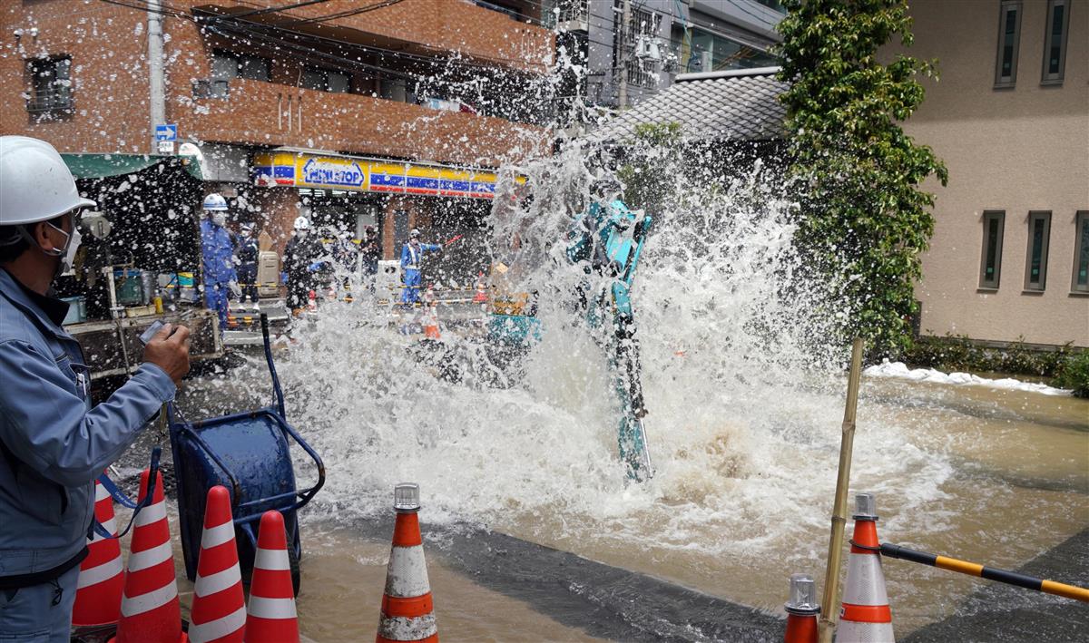 動画あり 大阪の路上で大量の水噴き出す マンホール取り替え中 産経ニュース