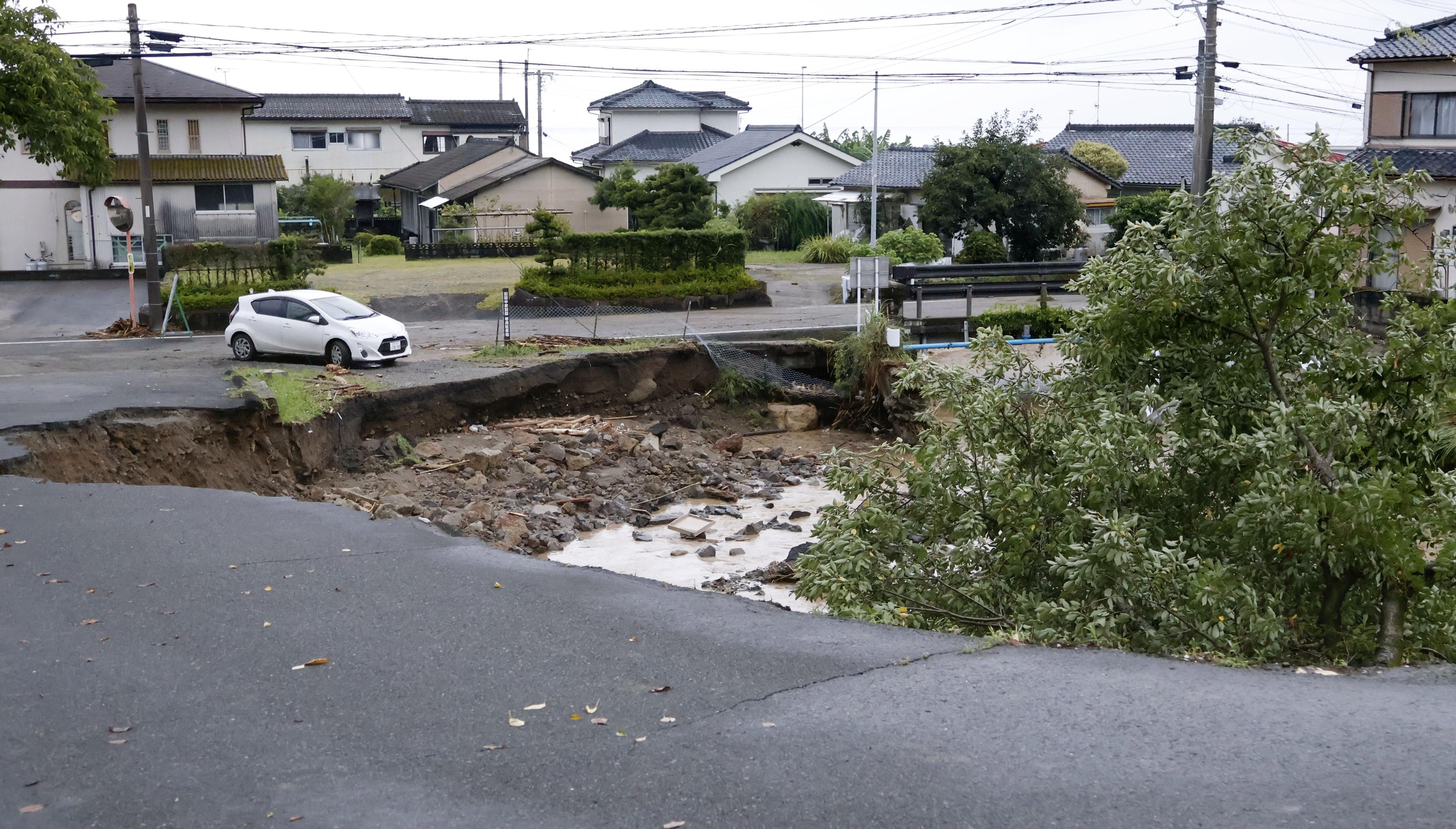 鹿児島に大雨特別警報 家屋倒壊、冠水被害相次ぐ - サンスポ