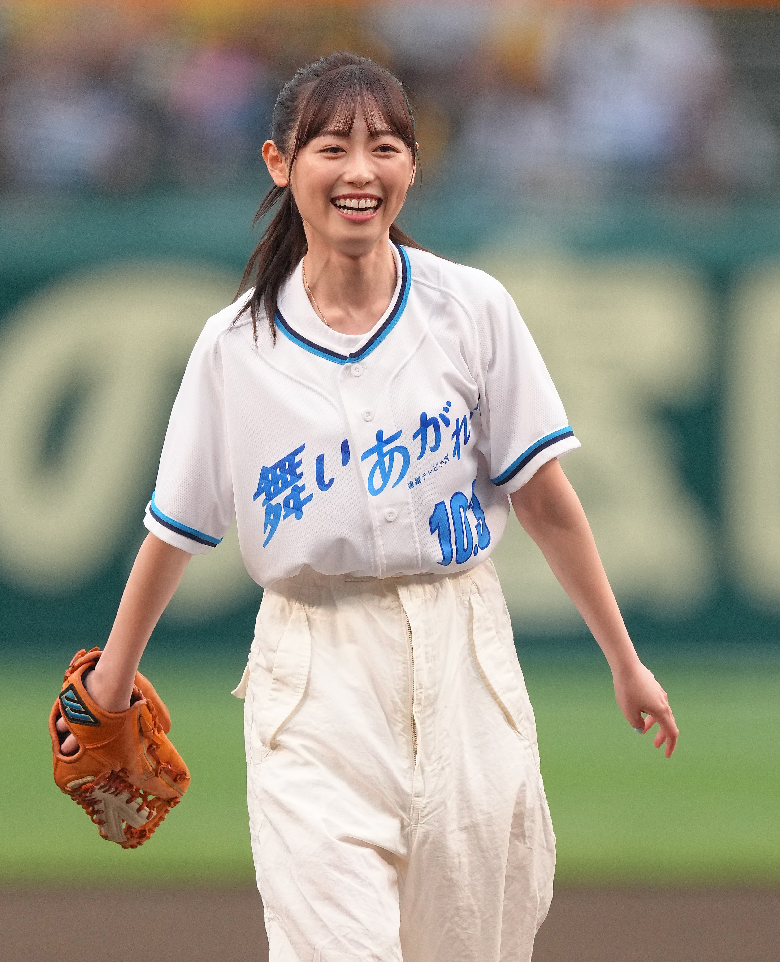 新朝ドラヒロインの福原遥がファーストピッチセレモニー 「ワンバンし