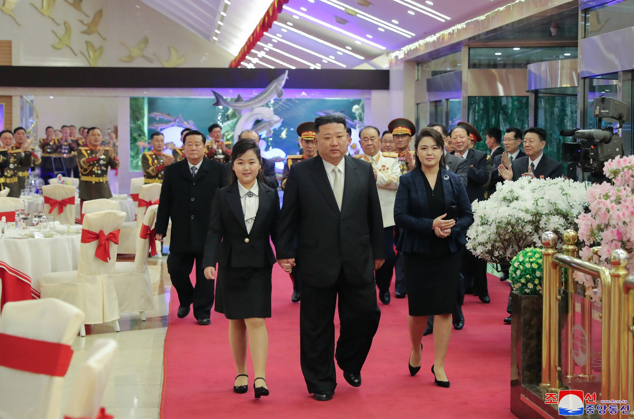 フォト】金正恩氏、「尊敬するお子様」伴い宴会に（写真・画像 3/11