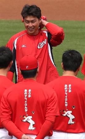 広島 新井 四回に右前打で２０００安打まであと ３ サンスポ