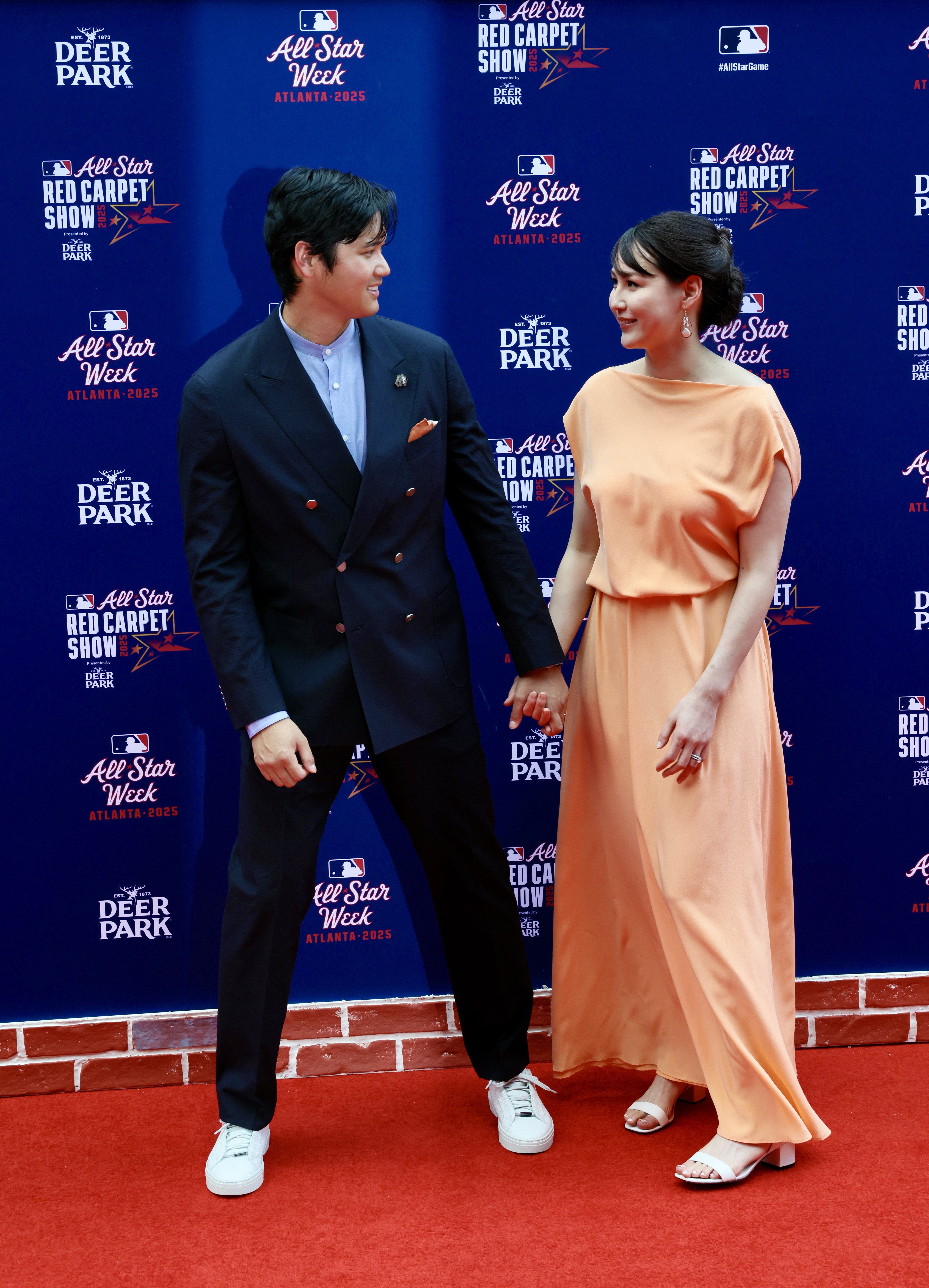 MLB】大谷翔平 真美子夫人とレッドカーペットで魅せた 〝ピーチ