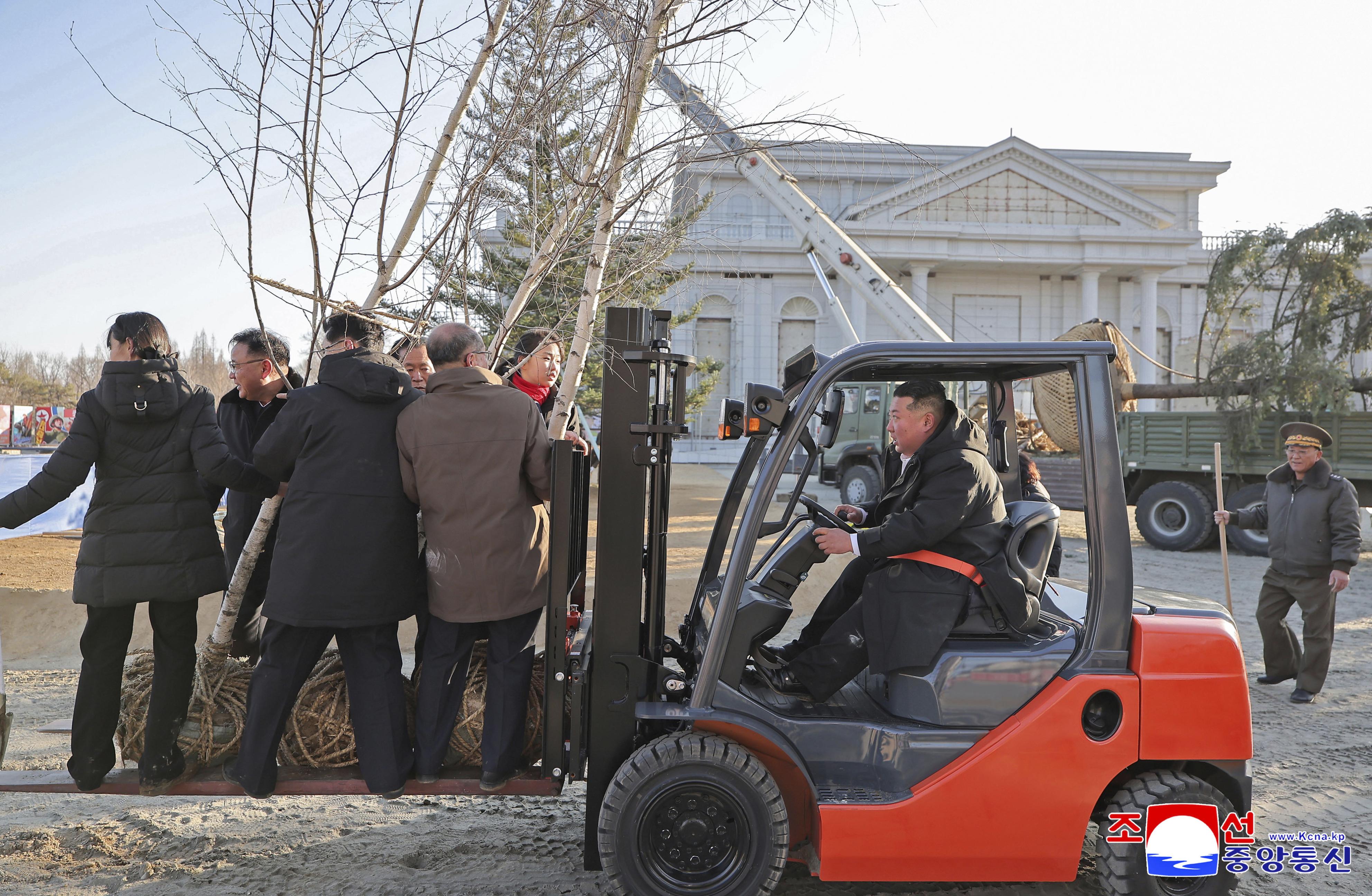 金正恩氏、ロシア派兵記念館で植樹 平壌に建設中 自らフォークリフト