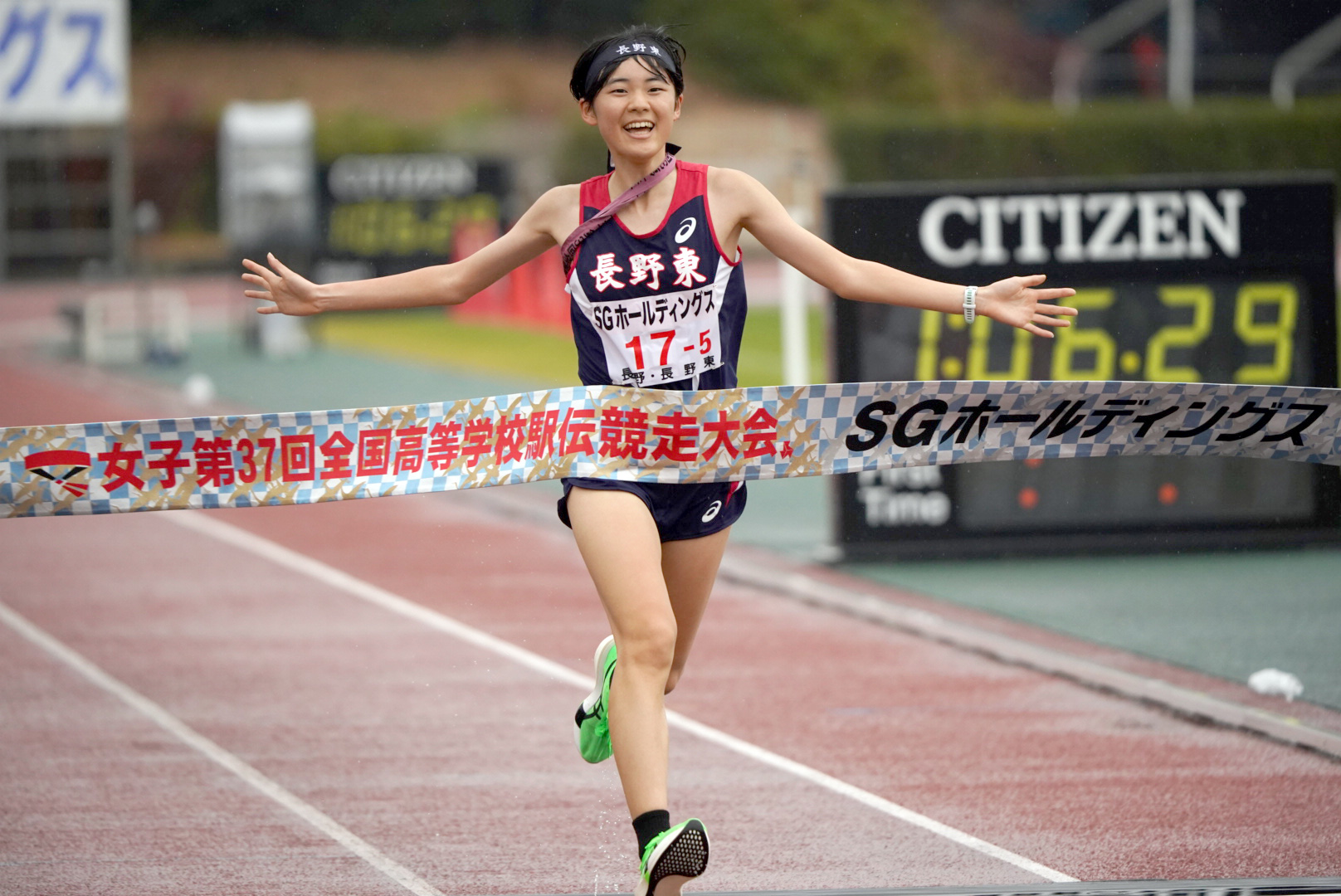 降雨の中、女子連覇の長野東 クロスカントリーで鍛え「悪条件の方が