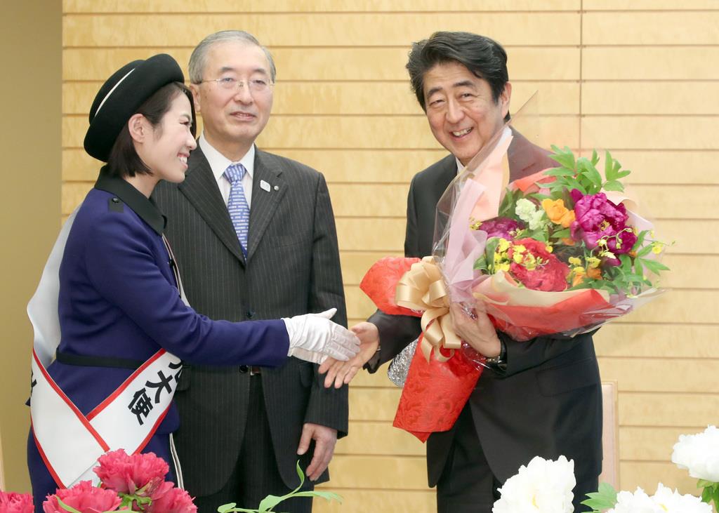 安倍晋三首相 政権も大輪の花を しまね観光大使からボタン贈られ 産経ニュース