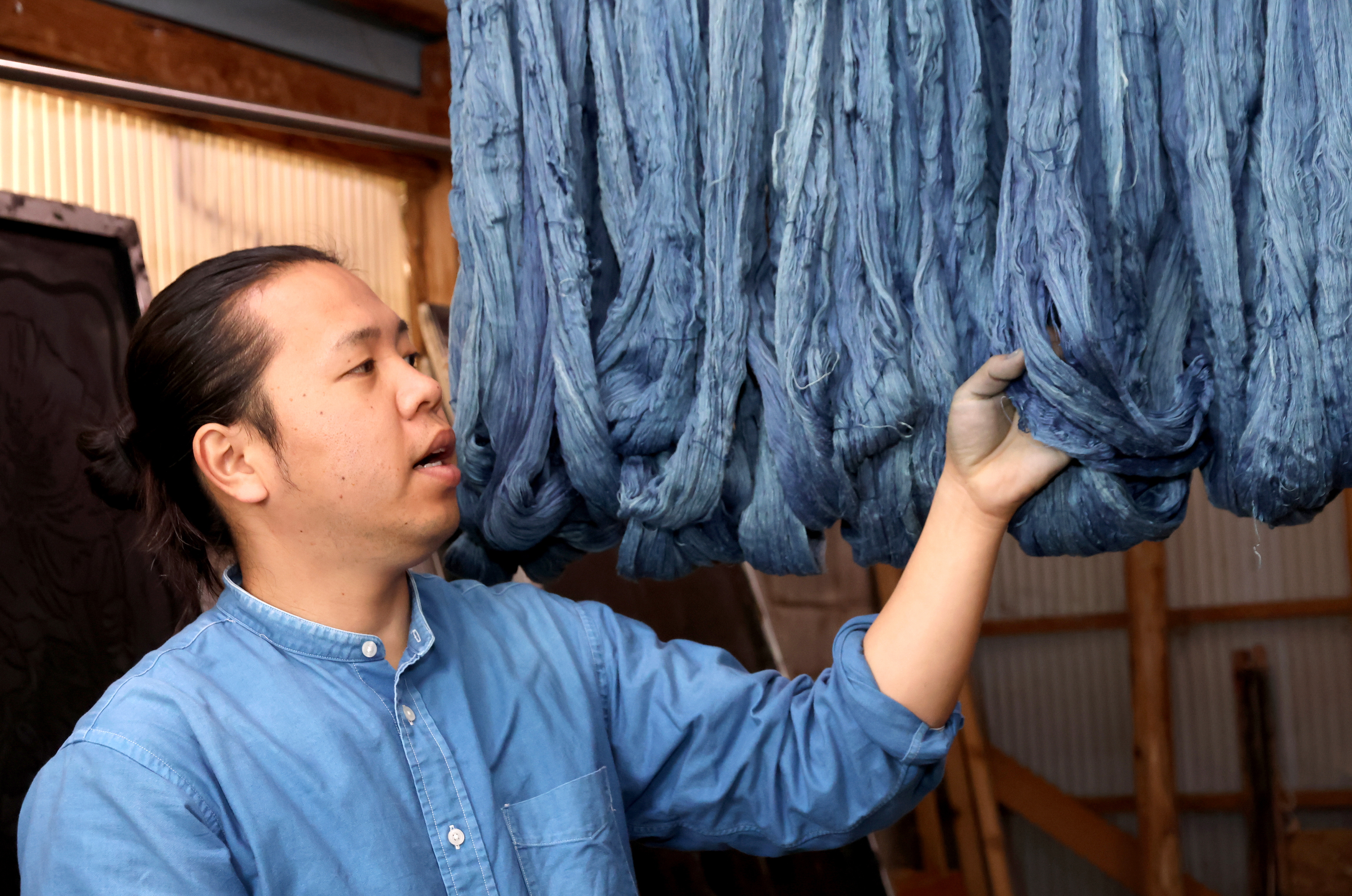 平安貴族が愛したジャパンブルー 100年前に途絶えた「京藍」を復活させ