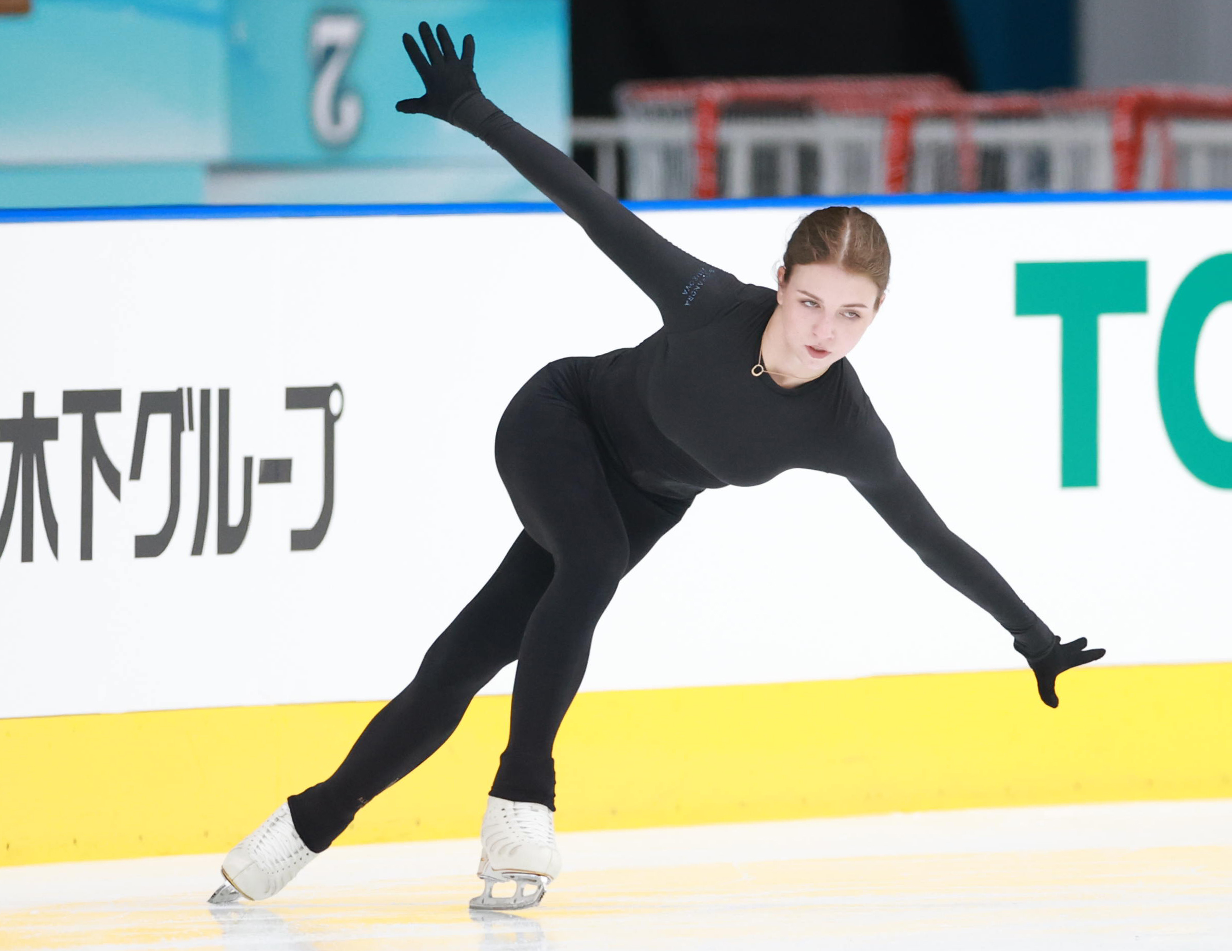 北京銀メダルのロシア選手、ベビーカーひいて前日練習 母でも4回転