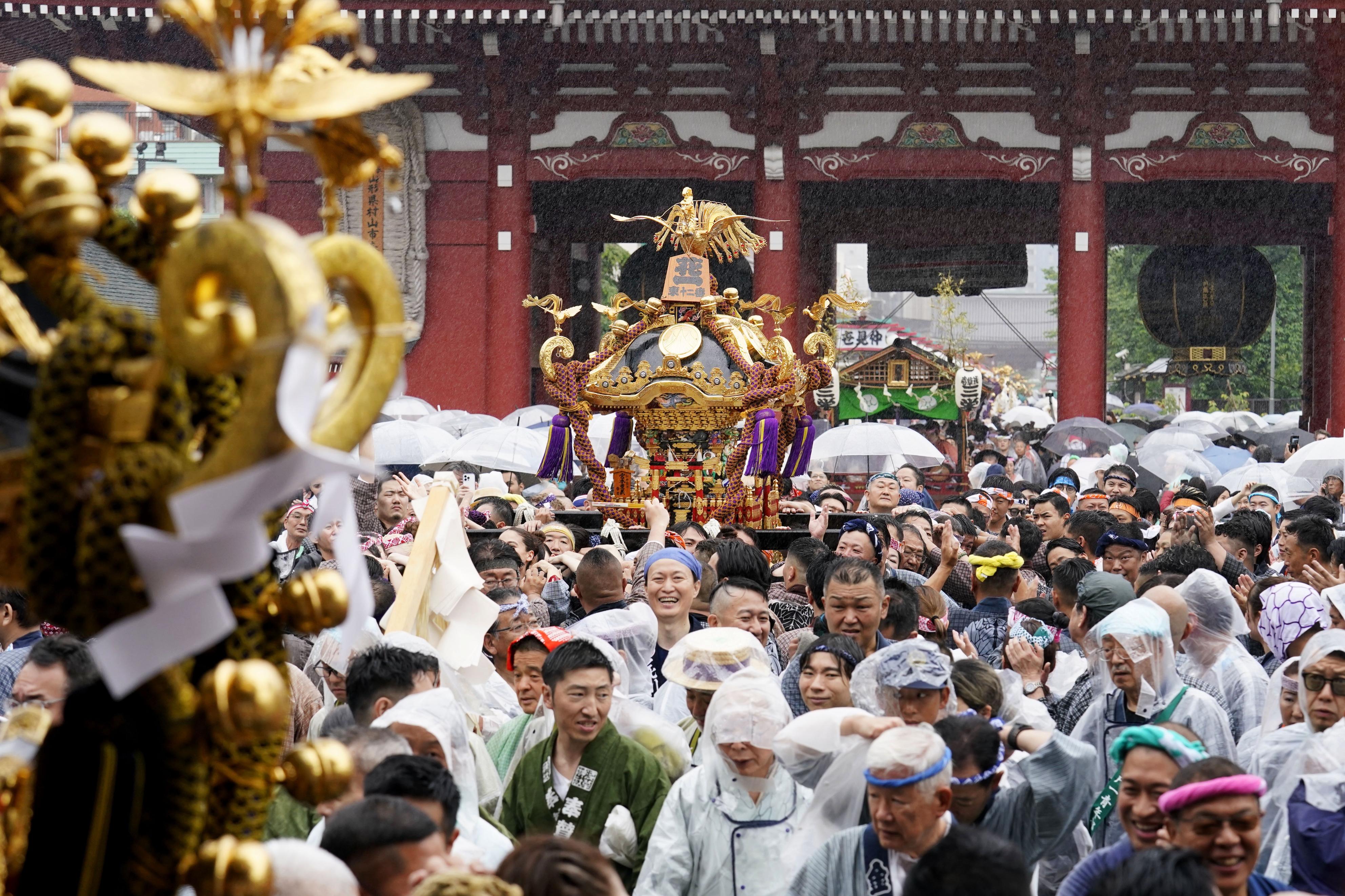 活気があってみこしもユニーク」雨の中、見物客を魅了 東京・浅草の三