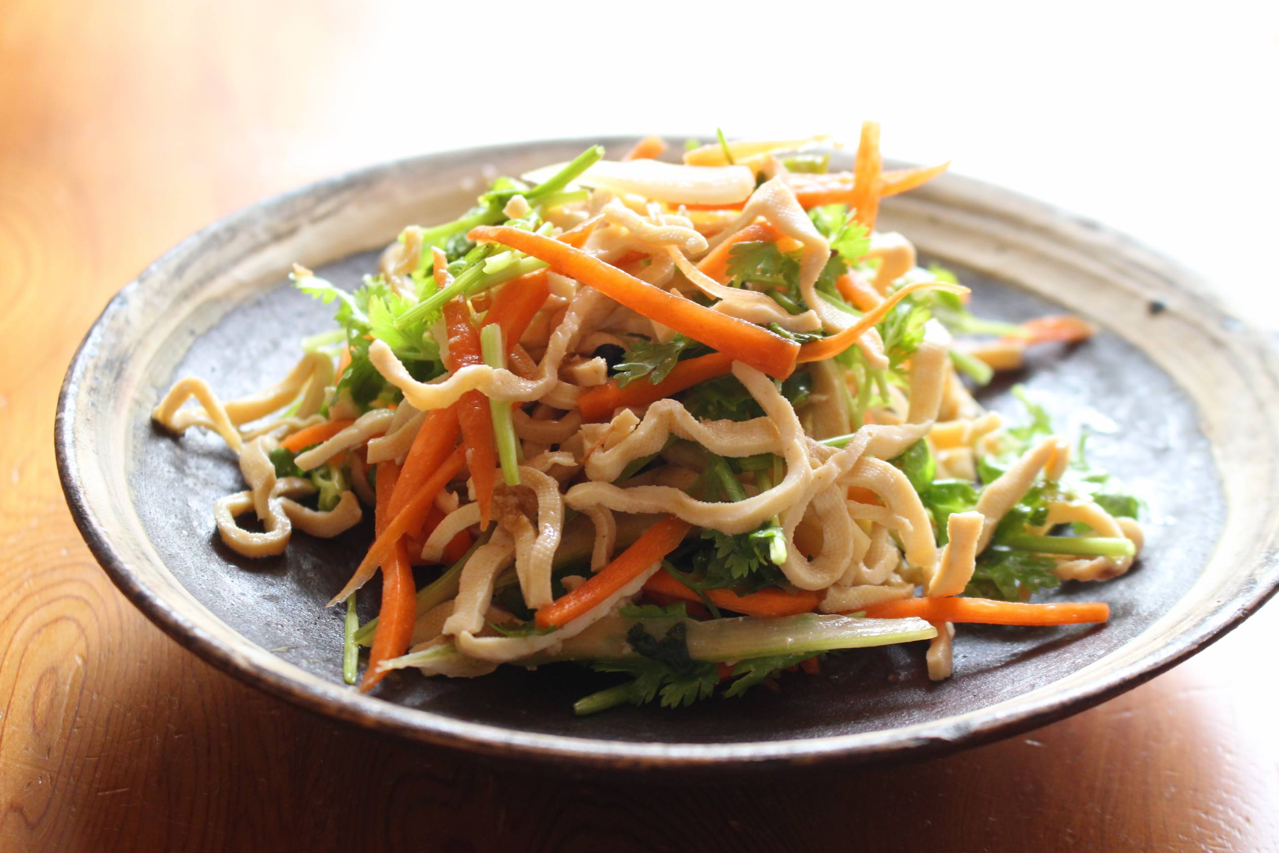 台湾のヘルシー食材「干豆腐」を使って スパイスの香りが何重にも広がるパクチーサラダ 料理と酒 - 産経ニュース