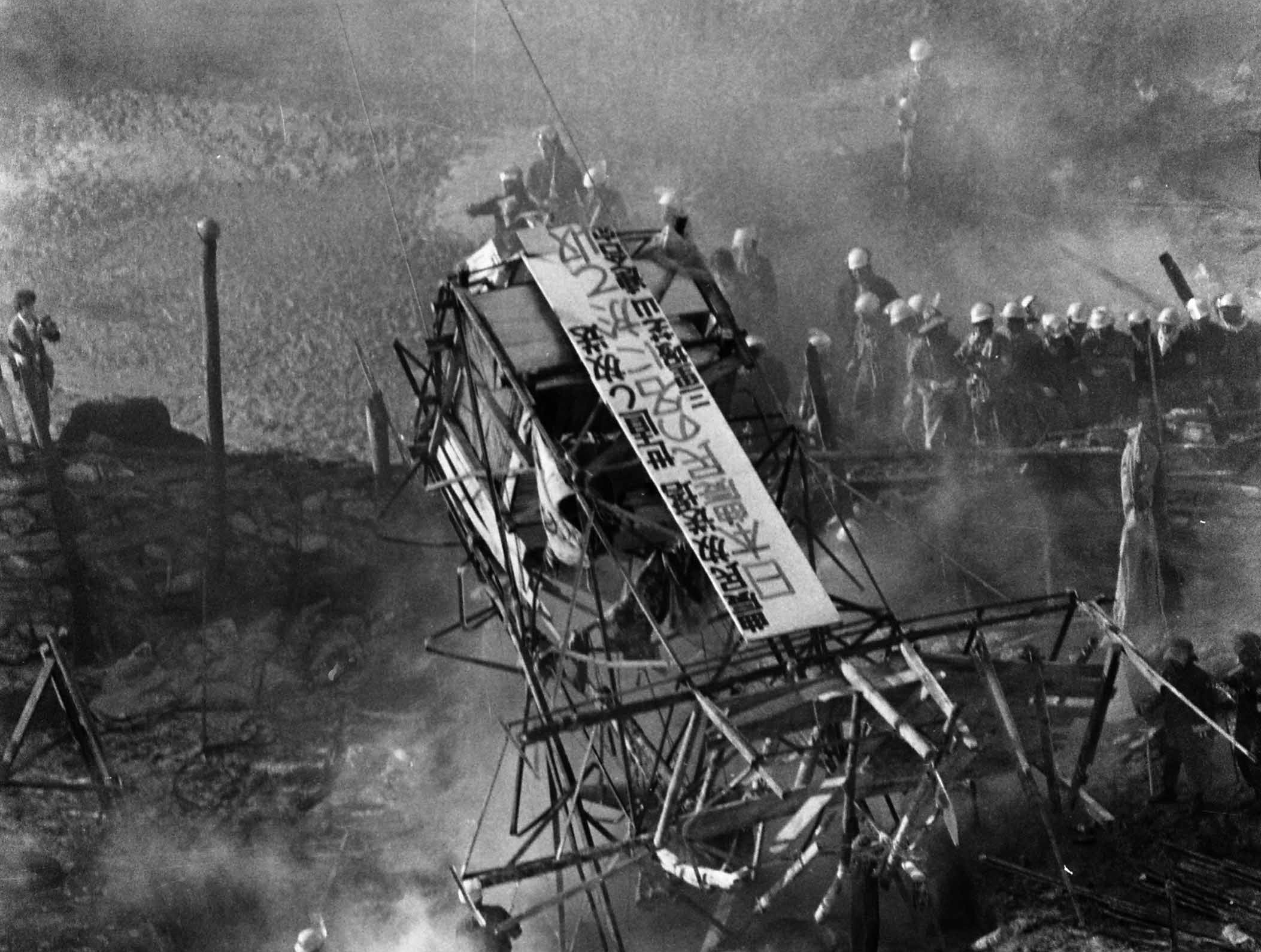 【絶版本】戦場からの報告　写真集　成田空港　昭和　歴史 朝日新聞デジタル：（1985年10月21日朝刊）成田空港近く
