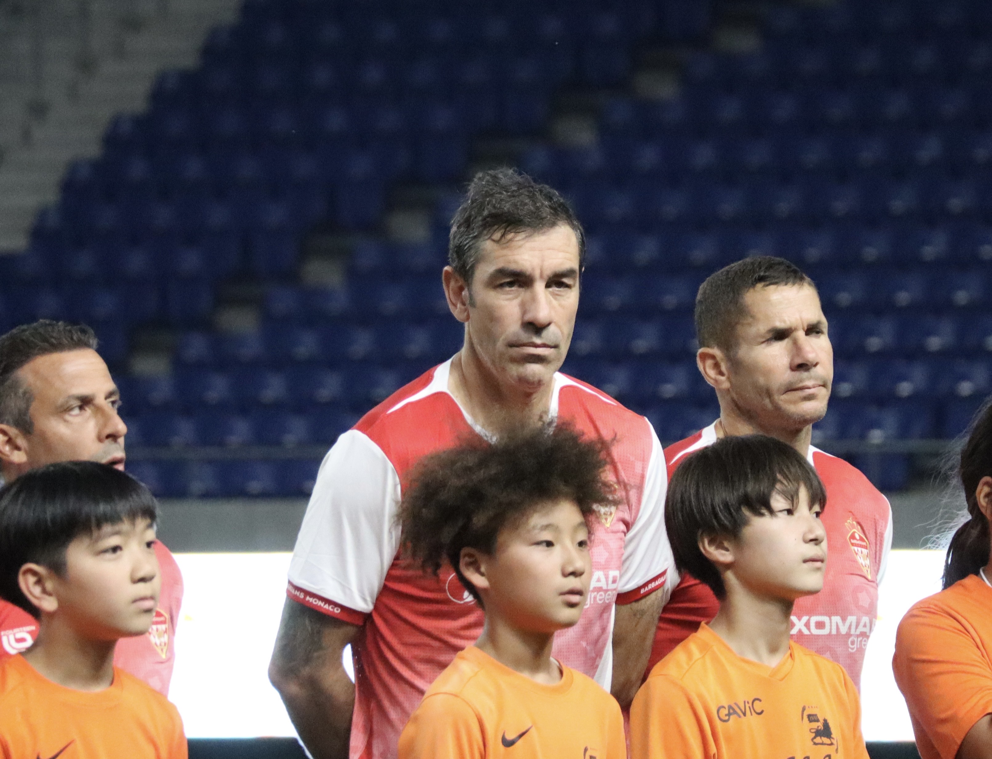 元フランス代表のロベール・ピレスさんが慈善試合でパナスタのピッチへ