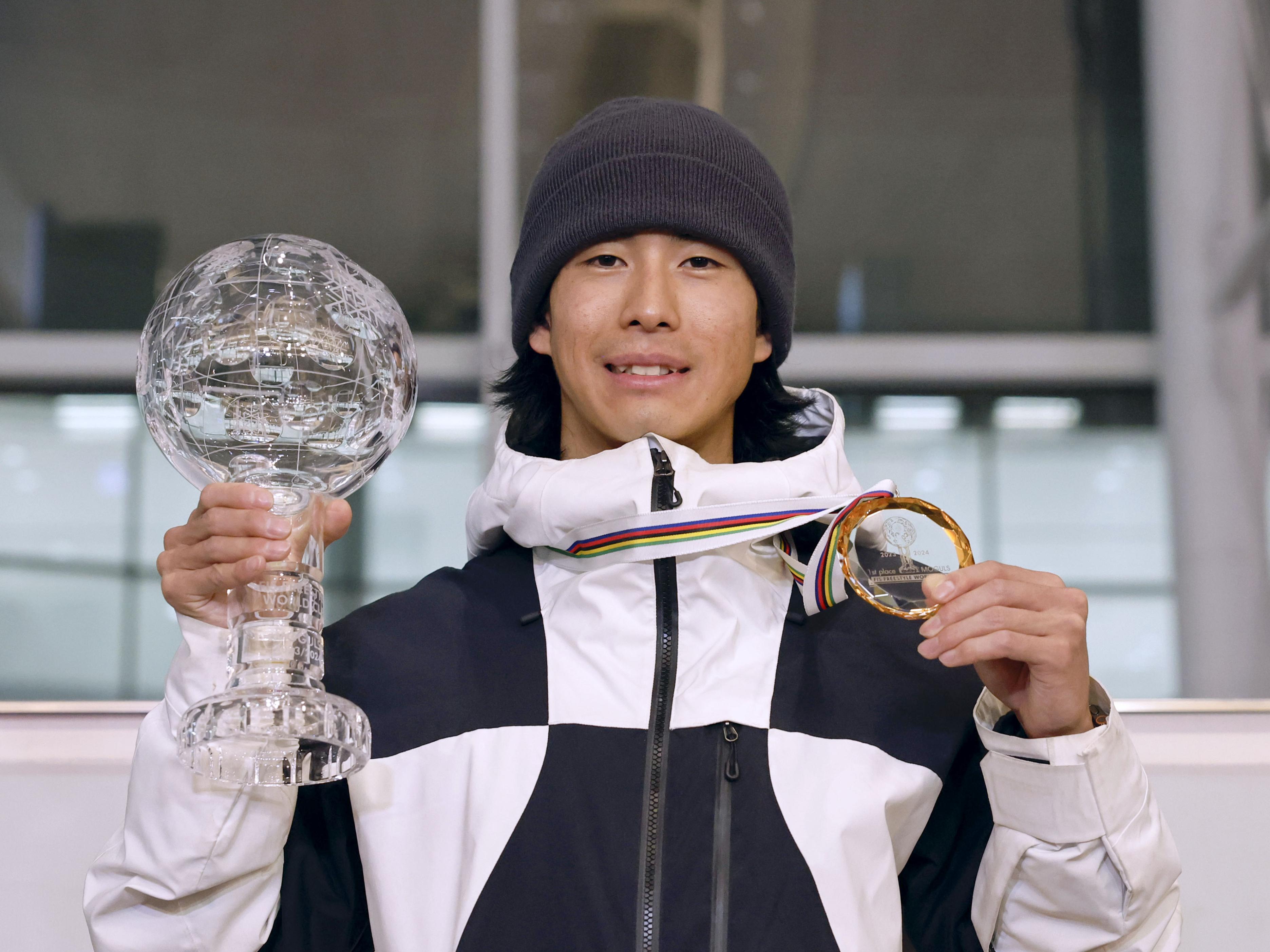 サンスポ御堂筋特別　第１着トロフィー 堀島行真、W杯優勝トロフィーに笑顔「目標を達成できた」／モーグル