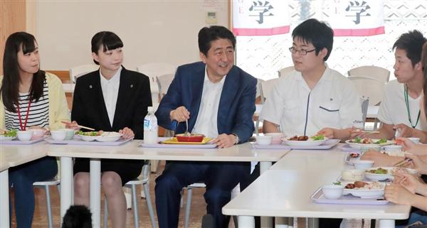 安倍首相 １８歳短大生らに単刀直入 選挙 誰かに決めている まだです の返事に苦笑い 産経ニュース