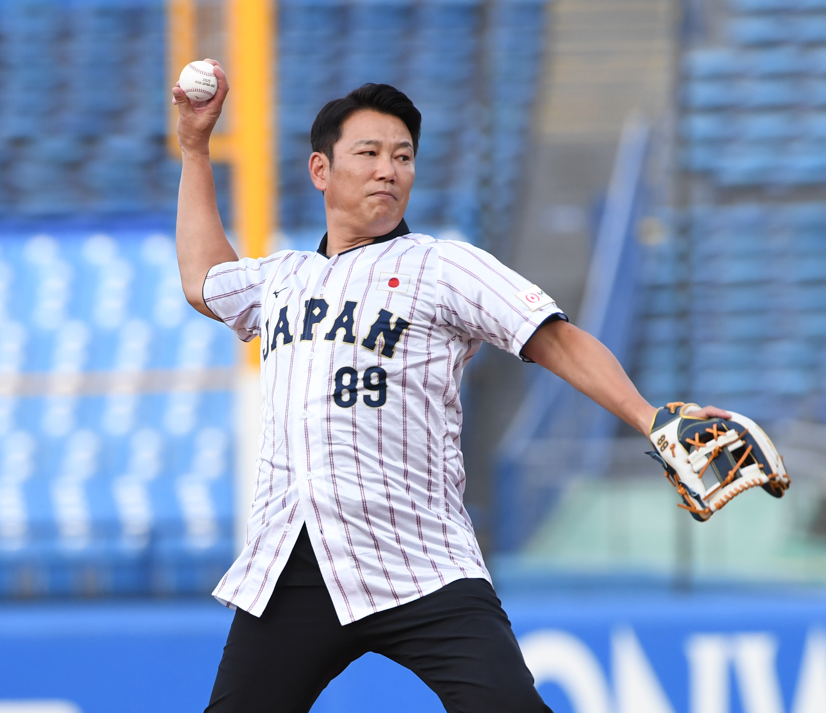 侍ジャパン・井端監督、日米大学野球選手権で始球式 見事なストライク